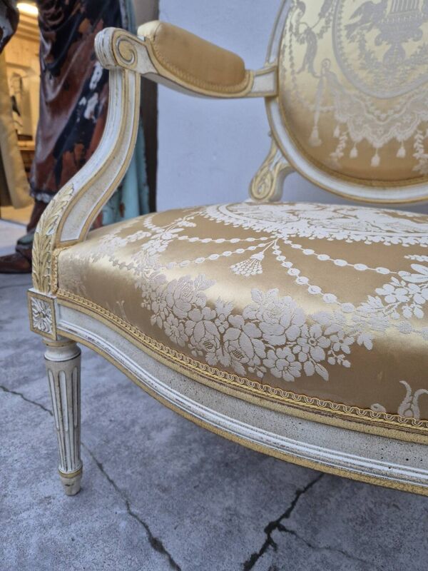 Fauteuil à la reine cabriolet style Louis XVI à médaillon décorée