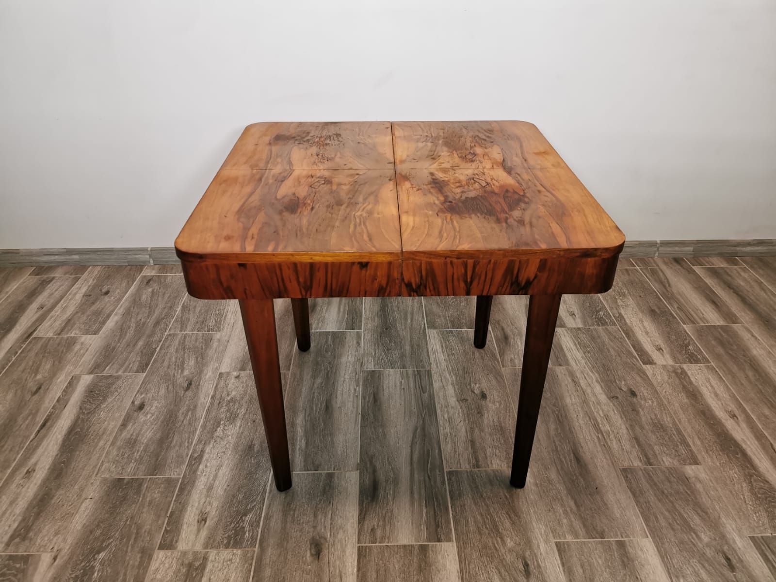Table à manger par Jindrich Halabala
