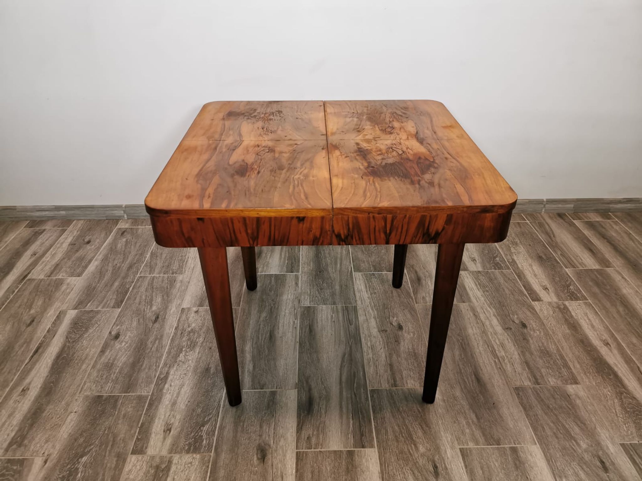 Table à manger par Jindrich Halabala