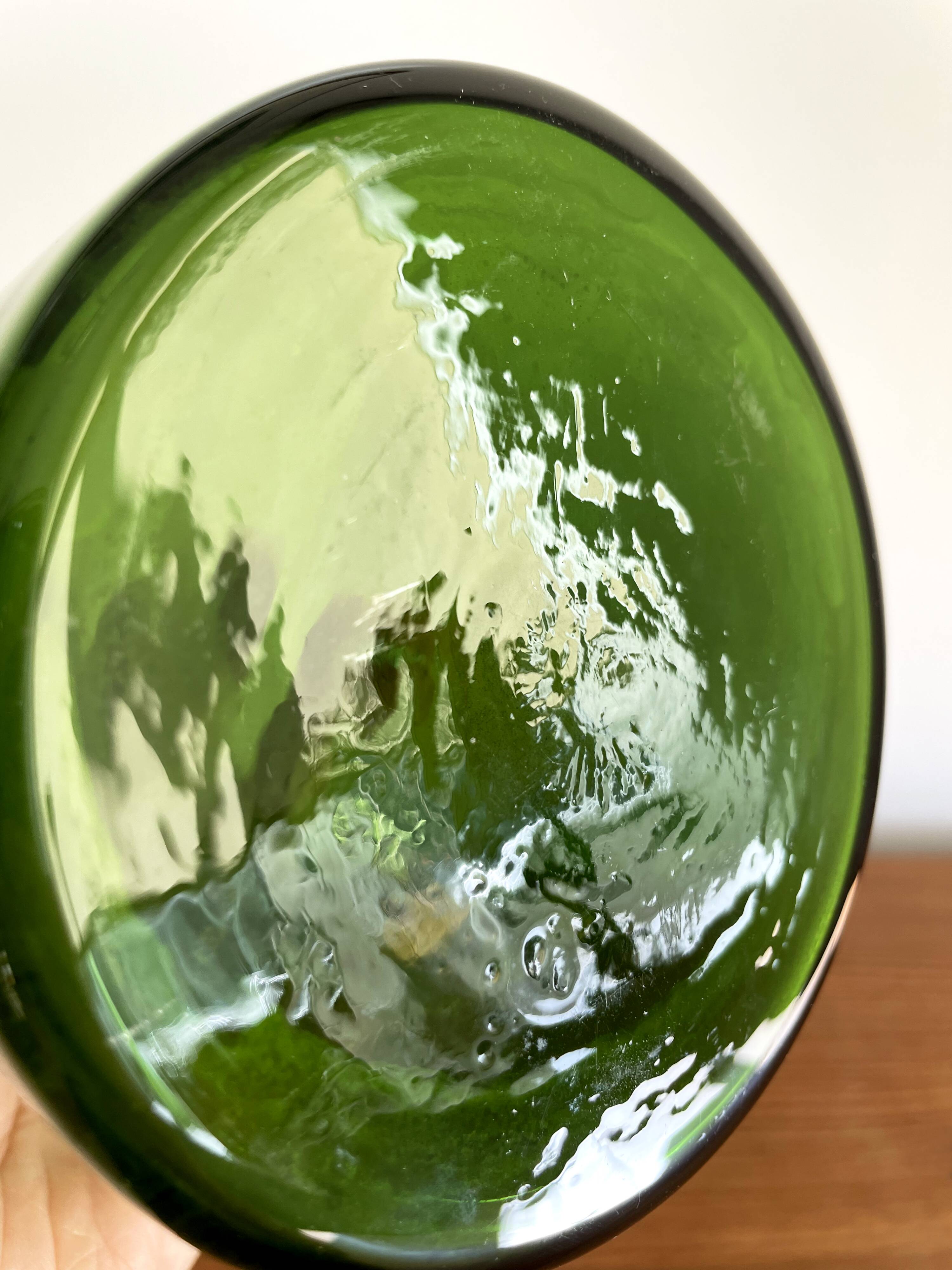 Bouteille à carafe en verre vert avec bouchon rond dans le style du verre Blenko ou Empoli