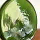 Bouteille à carafe en verre vert avec bouchon rond dans le style du verre Blenko ou Empoli