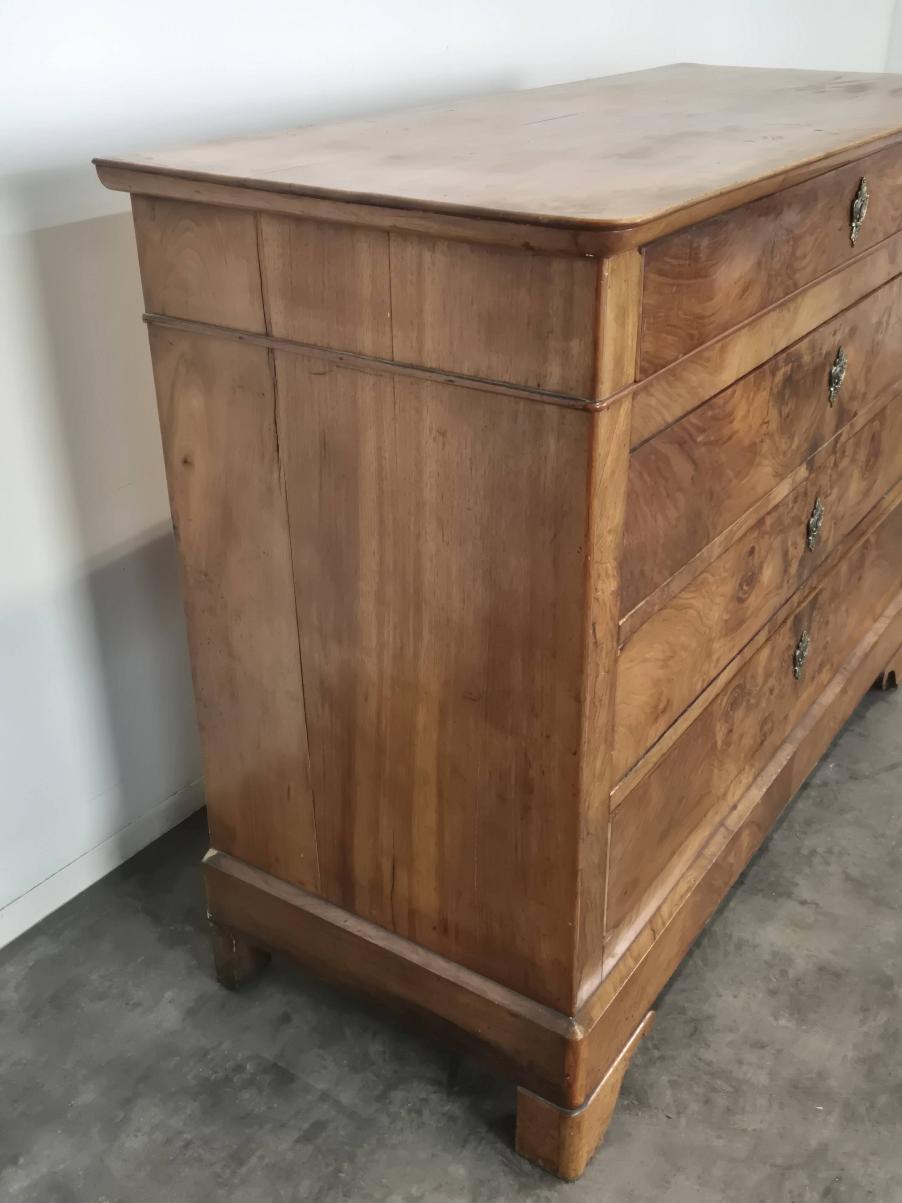 Louis Philippe style commode in walnut burl veneer.