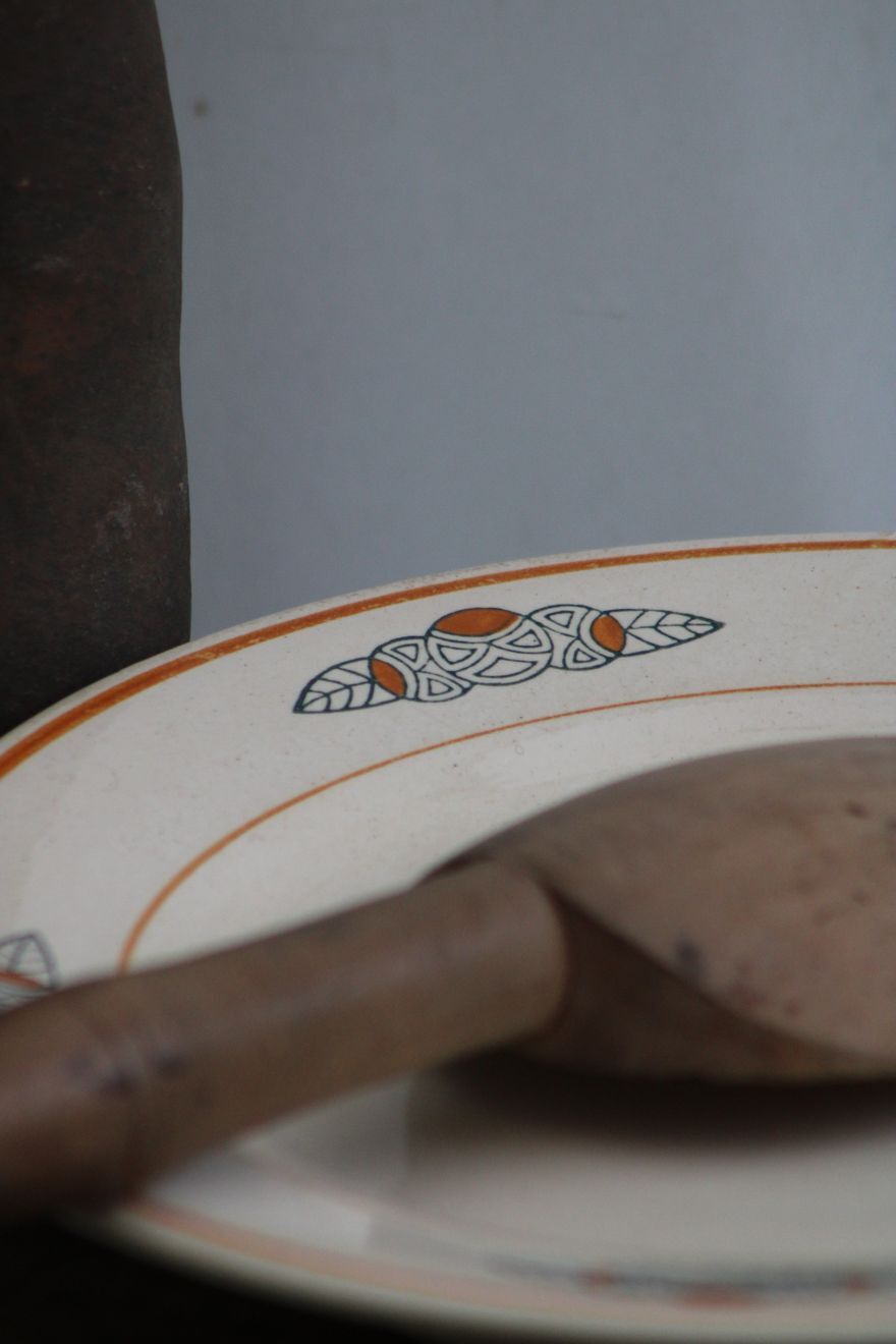 Ceramic standing dish