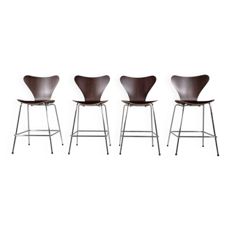 Set of 4 brown oak plywood bar stools by Fritz Hansen Series 7 by Arne Jacobsen.