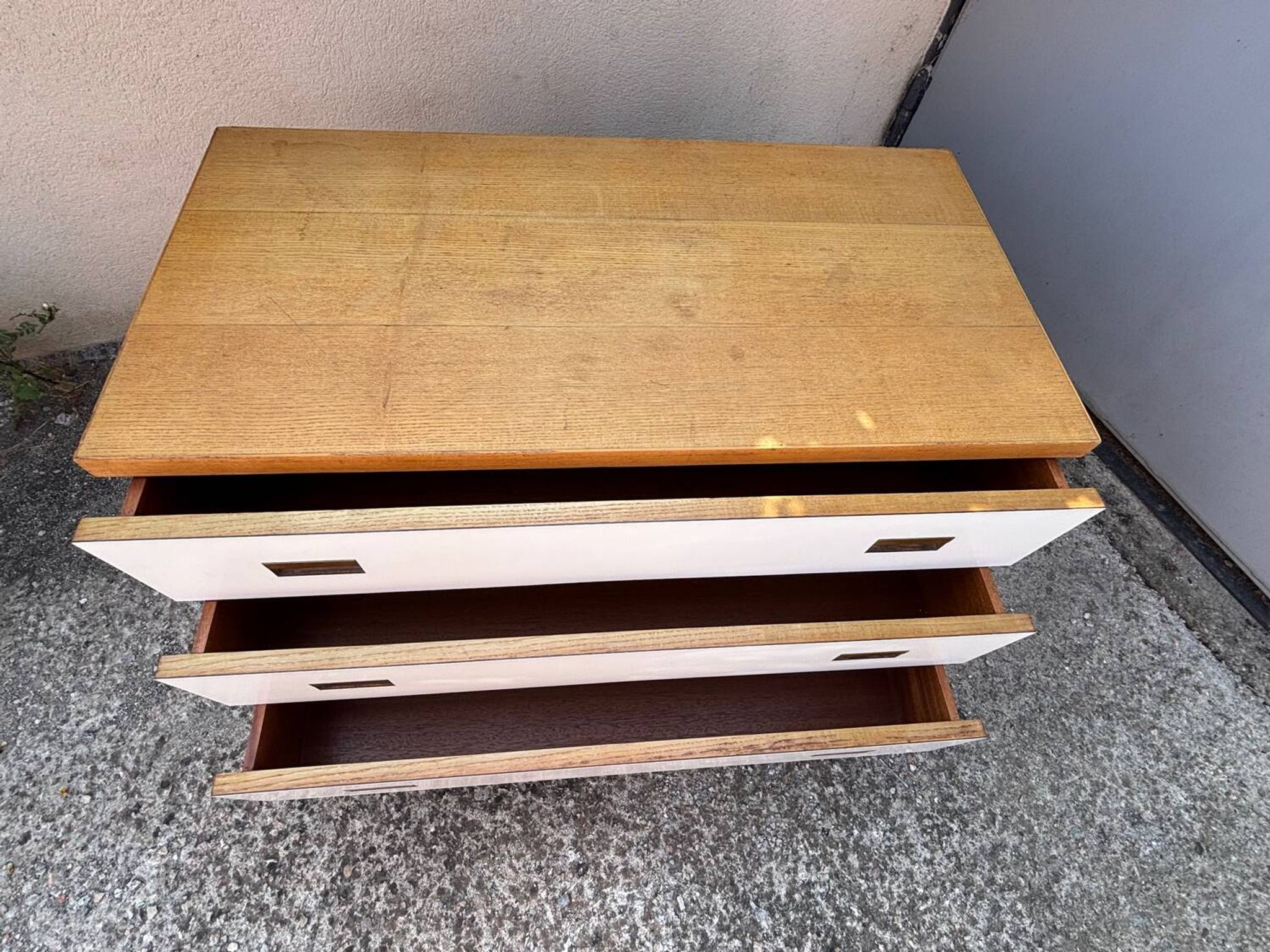 Commode années 70 chêne, laiton et placage blanc cassé