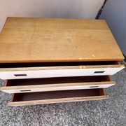 Commode années 70 chêne, laiton et placage blanc cassé