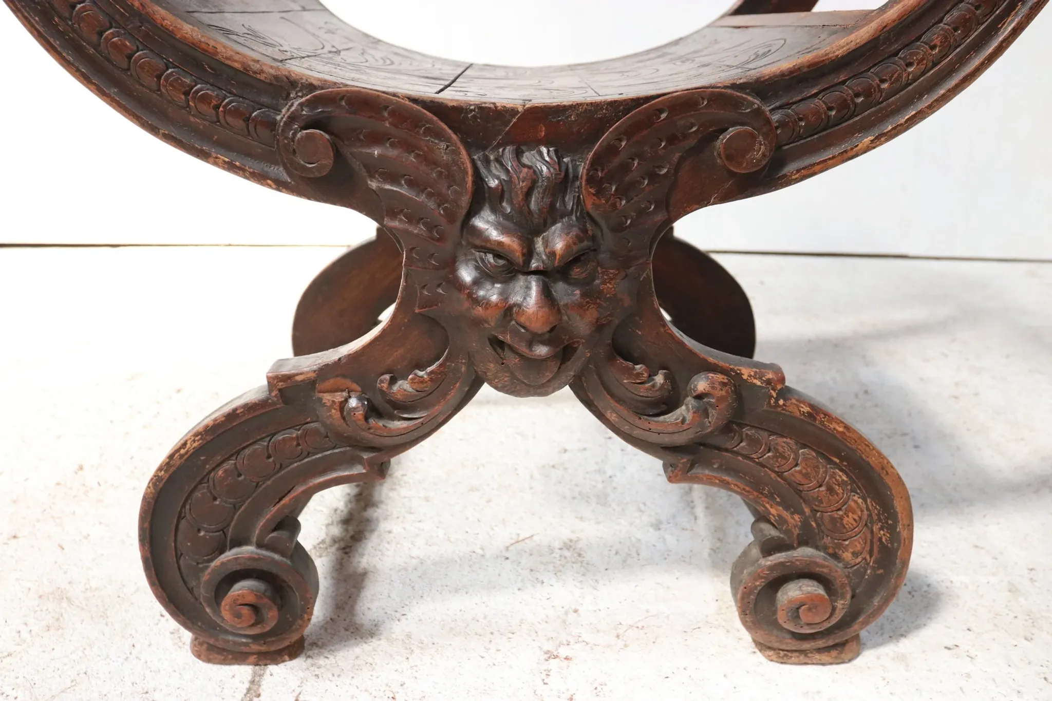 Dantesca armchair with lion heads and mascaron – neo-Renaissance, 19th c.