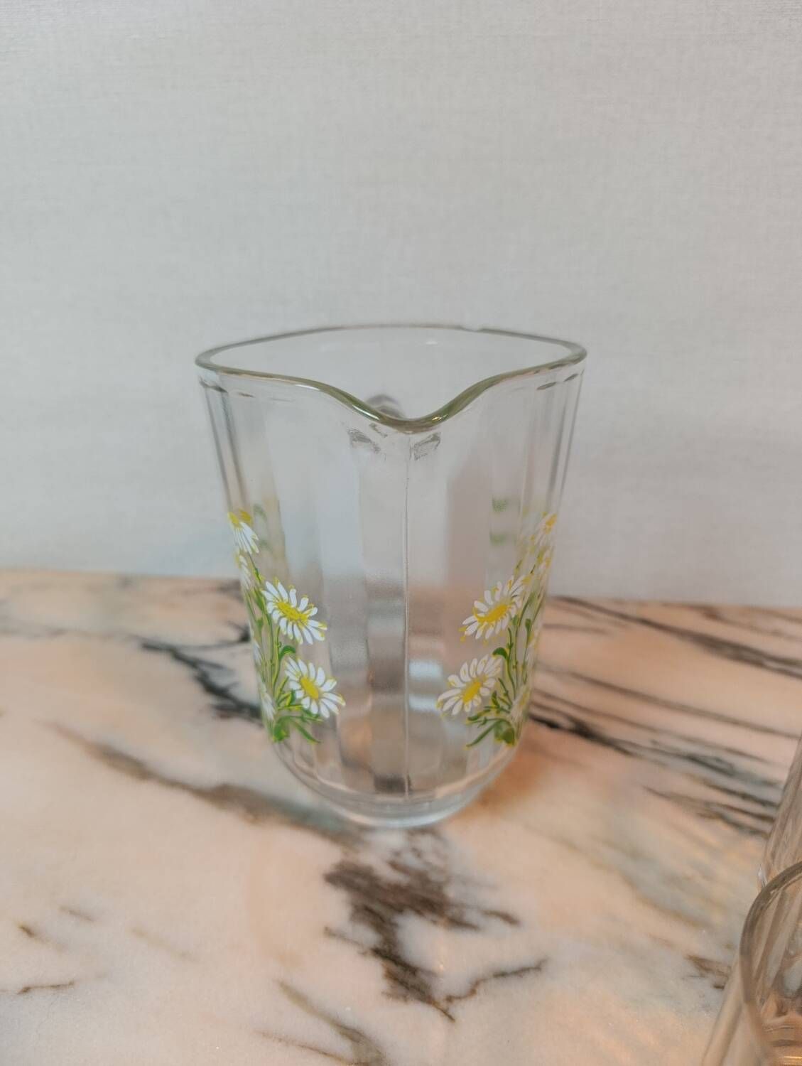 Orangeade service with a jug and six glasses featuring a daisy pattern.