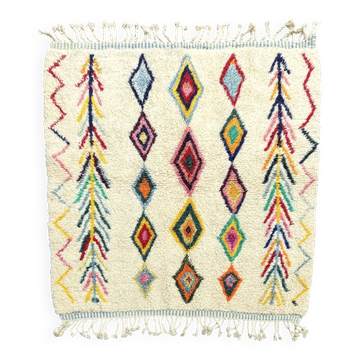 Tapis berbère M’rirt en laine écrue à motifs colorés, 160 × 190 cm