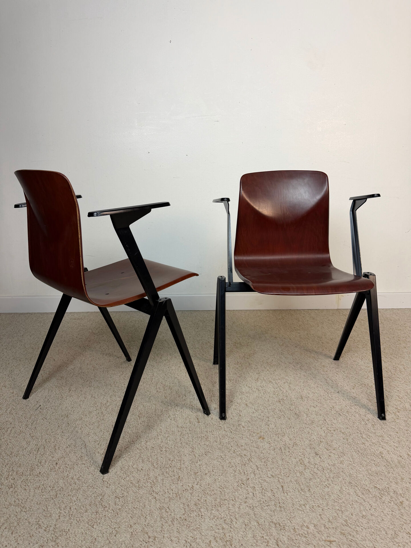 Paire de chaises éditées par Cartel de Belleville.