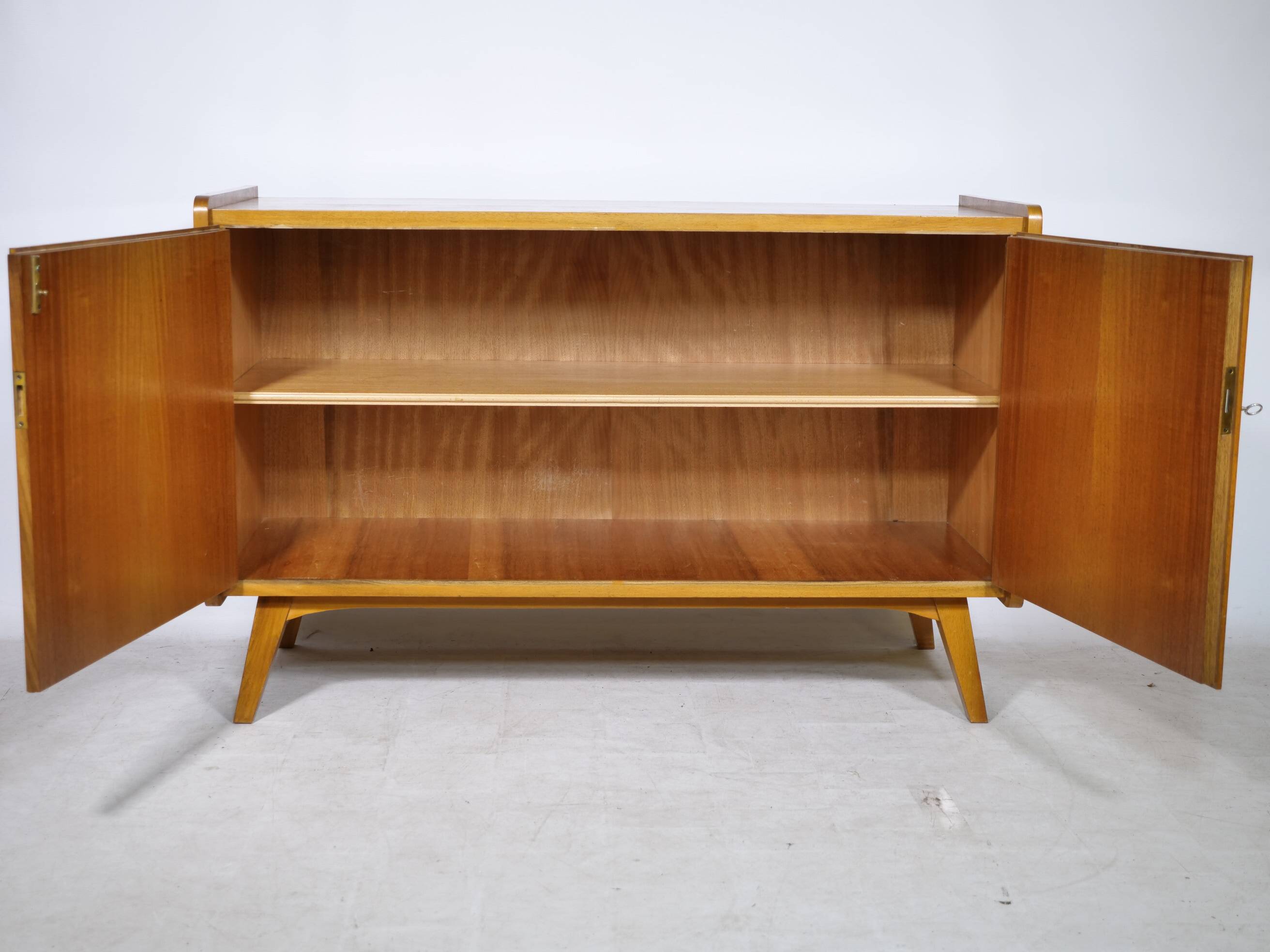 Buffet en noyer des années 1960, style milieu de siècle