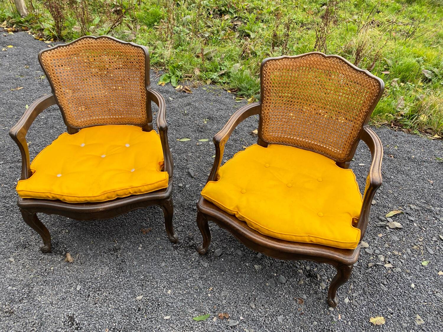 Paire de fauteuils cannés de style Louis XV