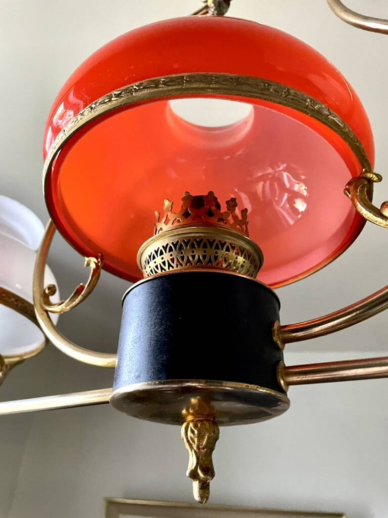 Lustre doré néoclassique aux coupoles blanches et orange 1950