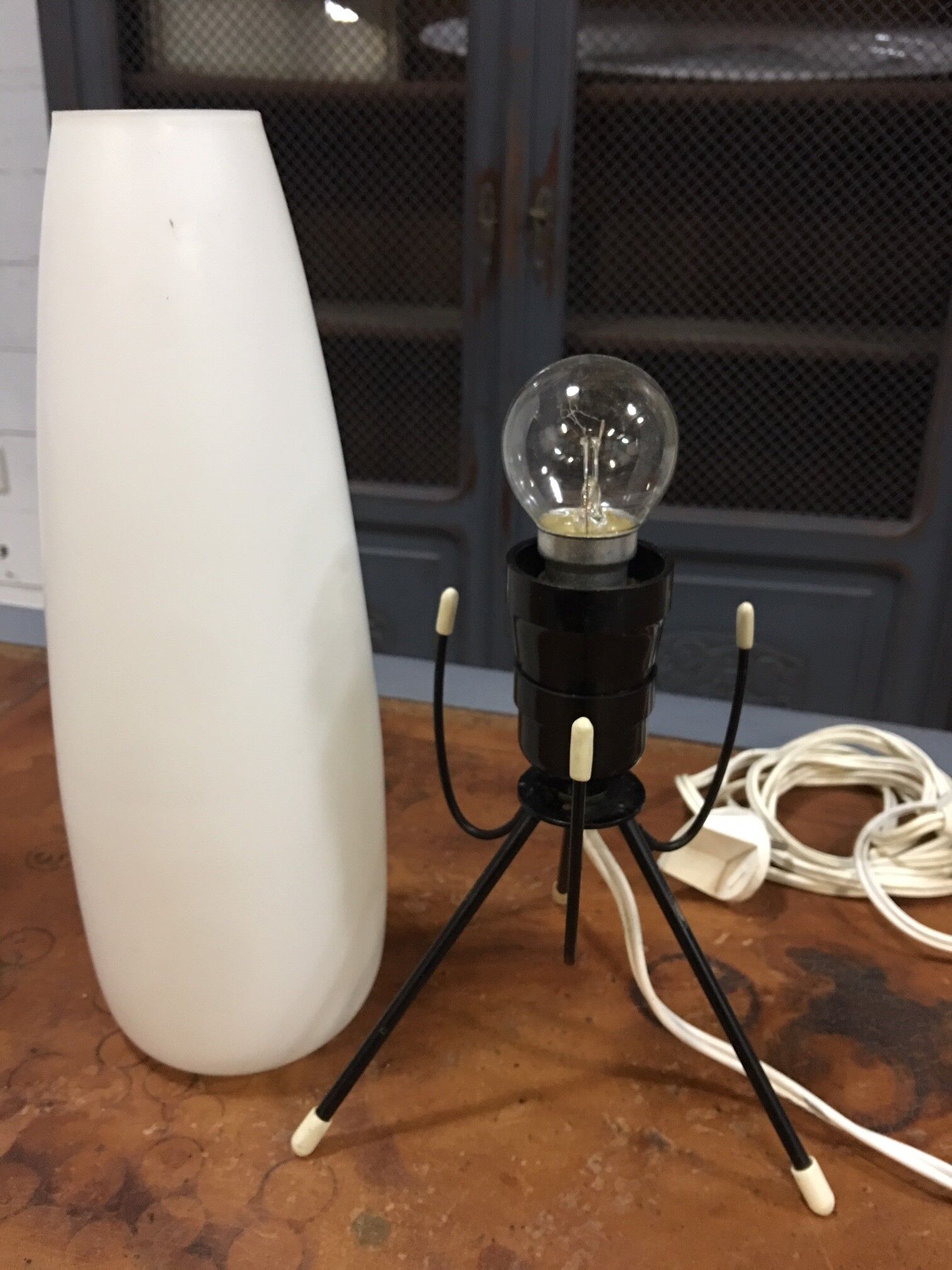 Lampe tripode opaline de Louis Kalff pour Philips 1960