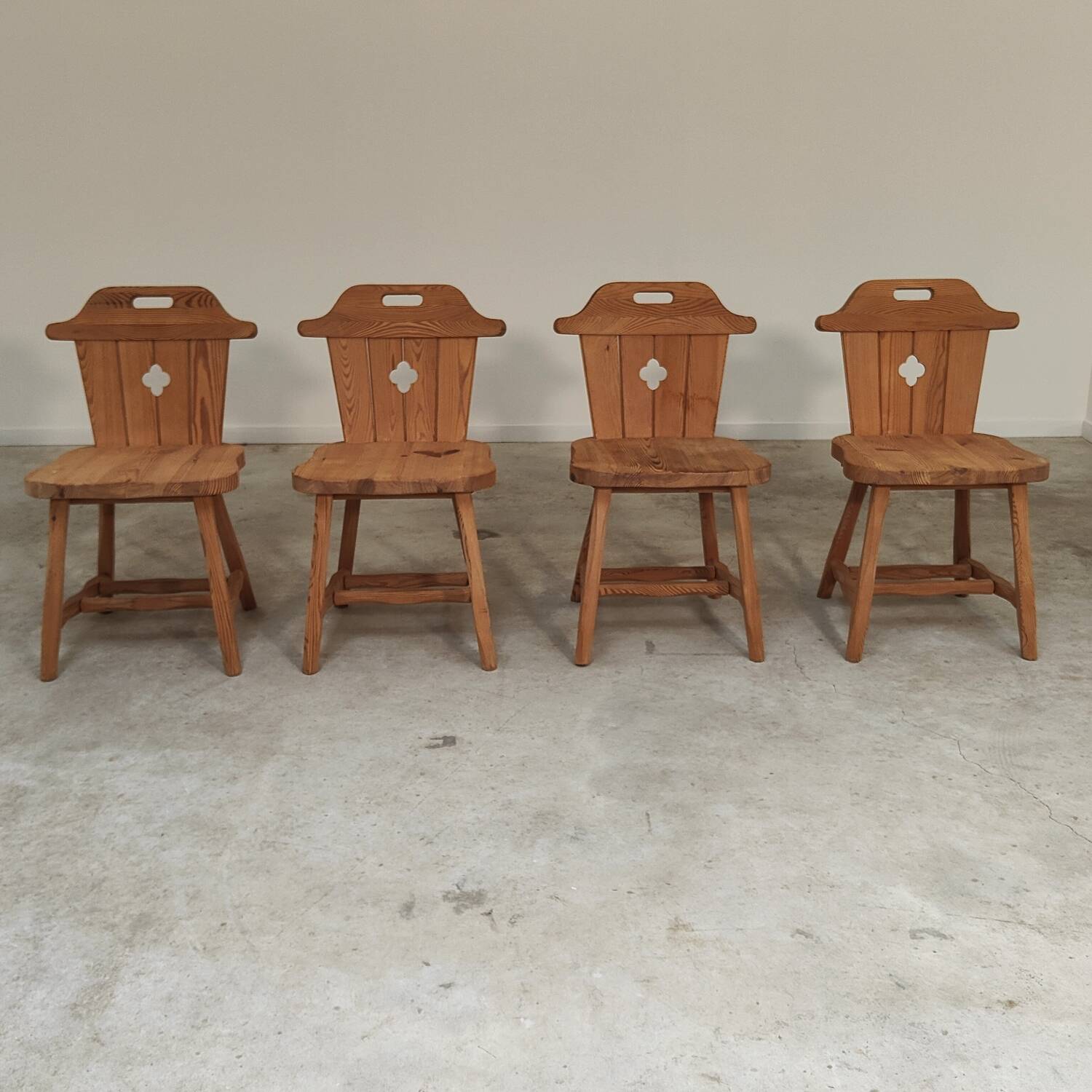 Set of 4 Vintage Tyrolean Dining Room Chairs in Pine, 1970s.