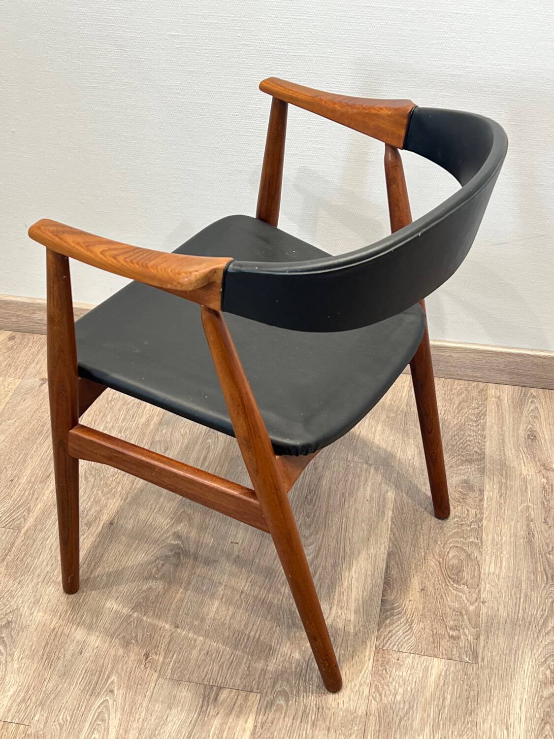 Thomas Harlev chair model 213