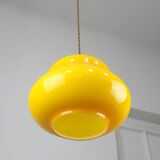 Lampe à suspension italienne du milieu du siècle en verre jaune et laiton
