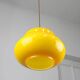 Lampe à suspension italienne du milieu du siècle en verre jaune et laiton