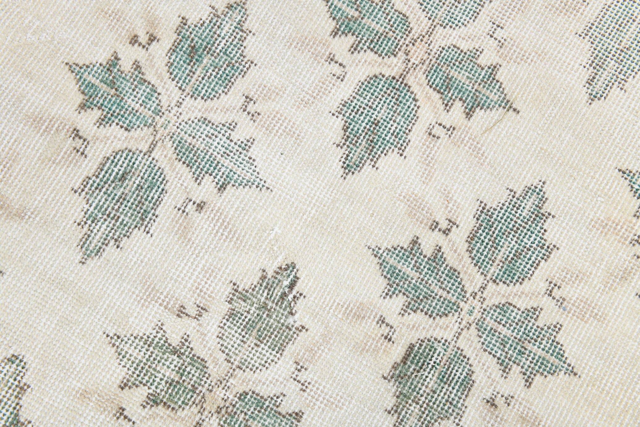 Tapis persan ancien ivoire et vert à motifs géométriques, 198x296