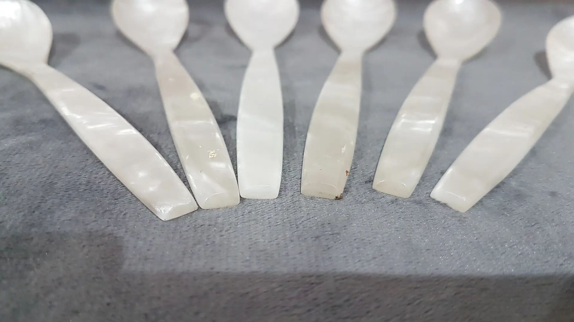 Ensemble de six cuillères à caviar, nacre blanche, Thaïlande, années 1980.