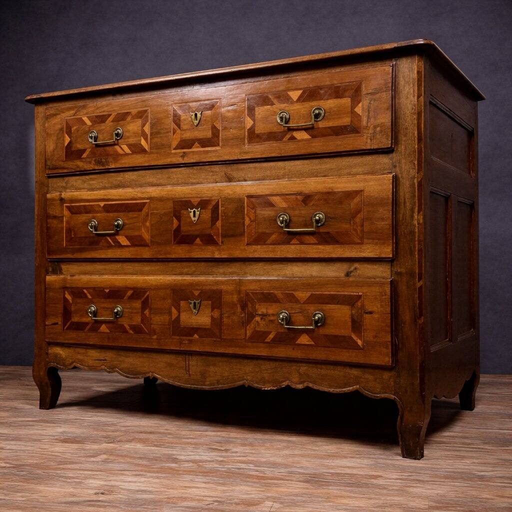 Louis XV transitional commode in precious wood marquetry.