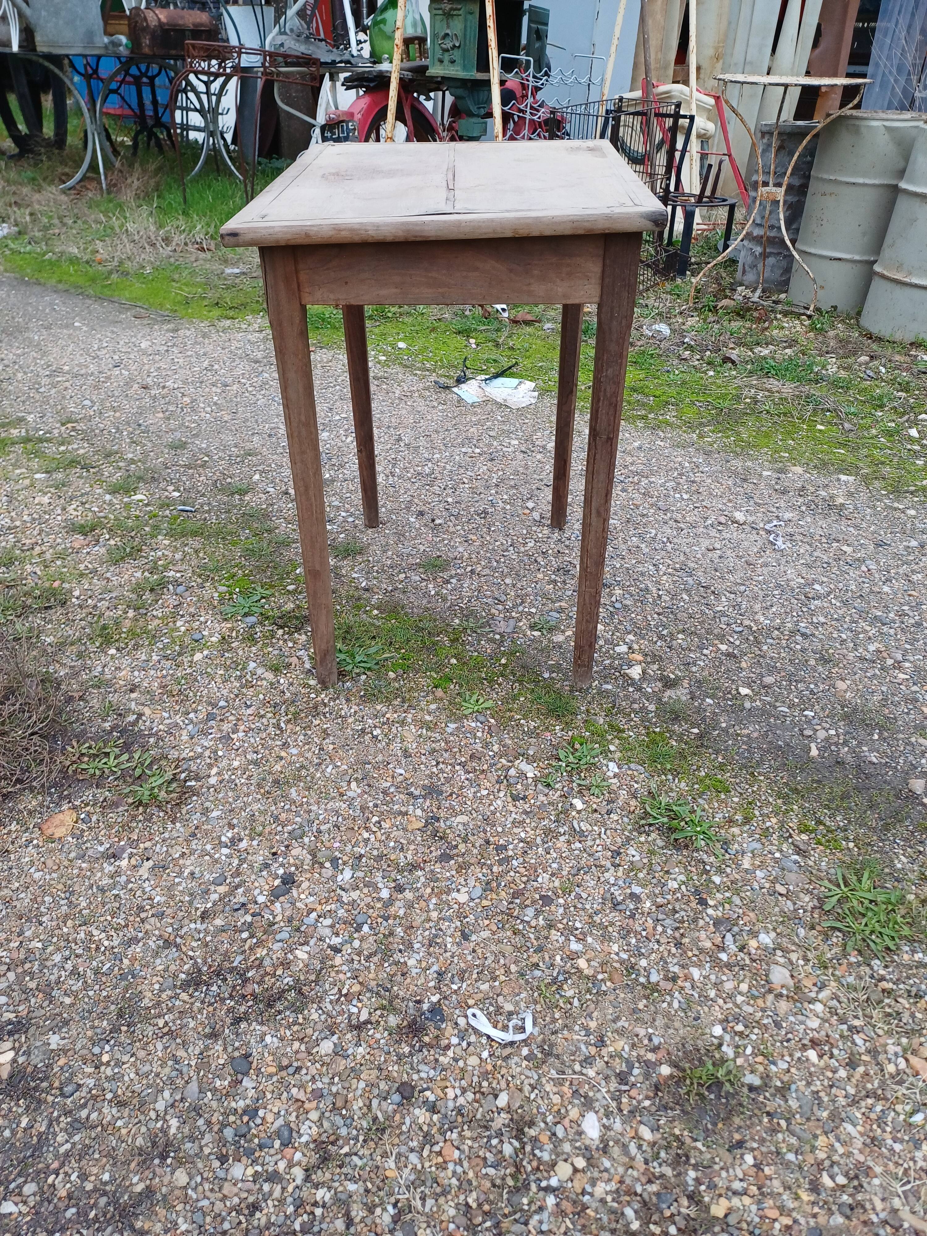 Small walnut table, 1 drawer