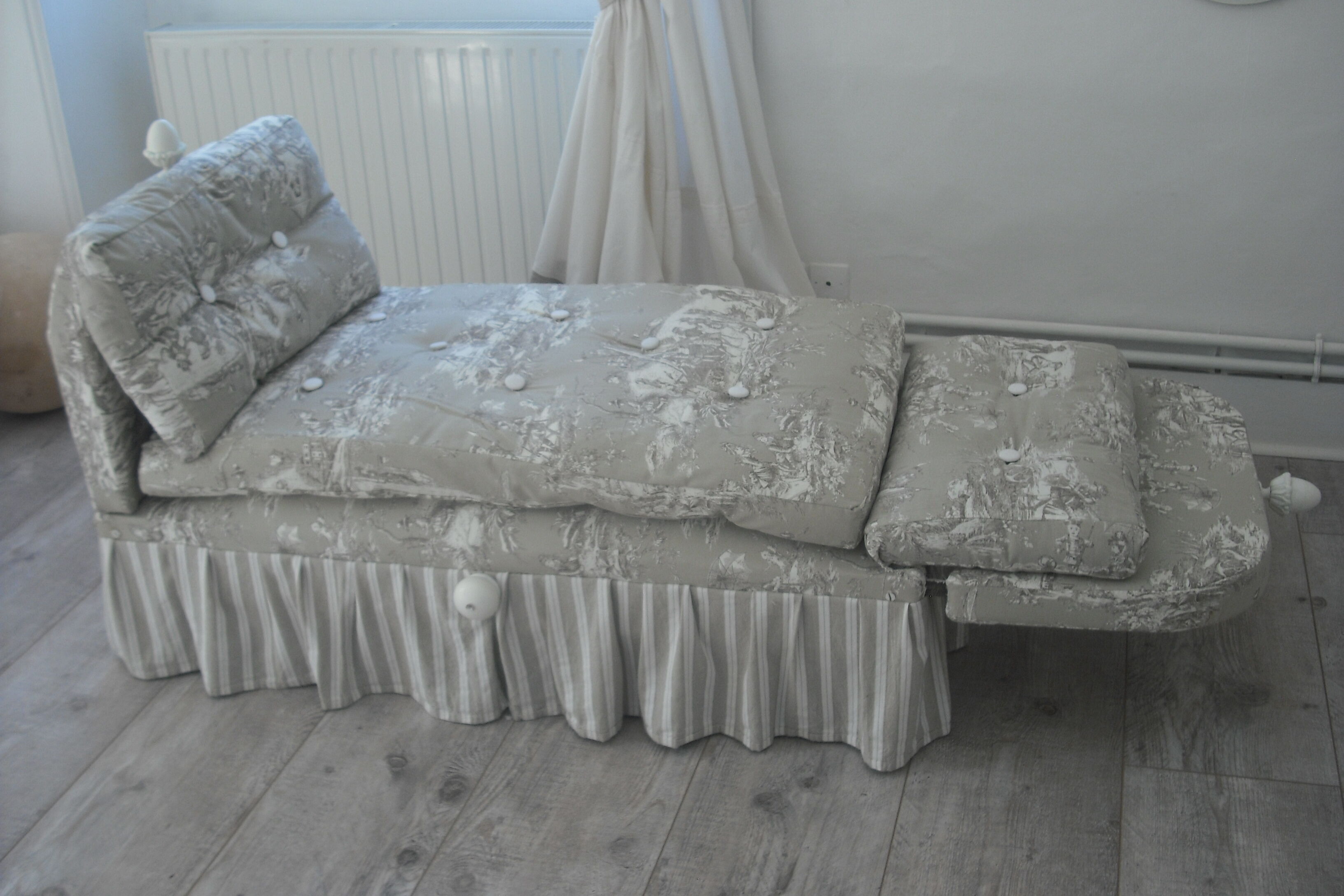 Bench bed on wheels 1 place