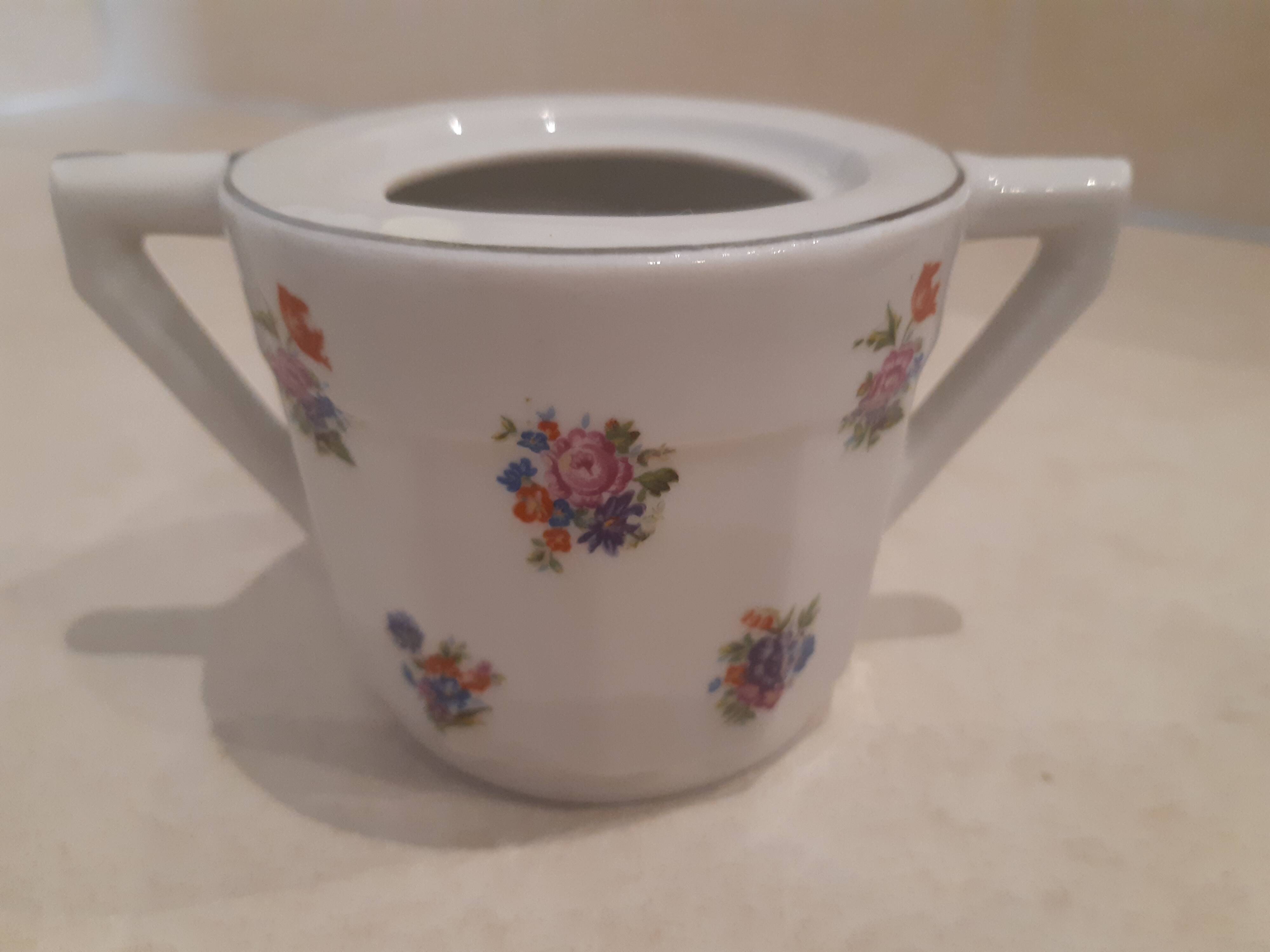 Large milk jug and sugar bowl from the 1930s, decorated with a bouquet of flowers. Silver thread.