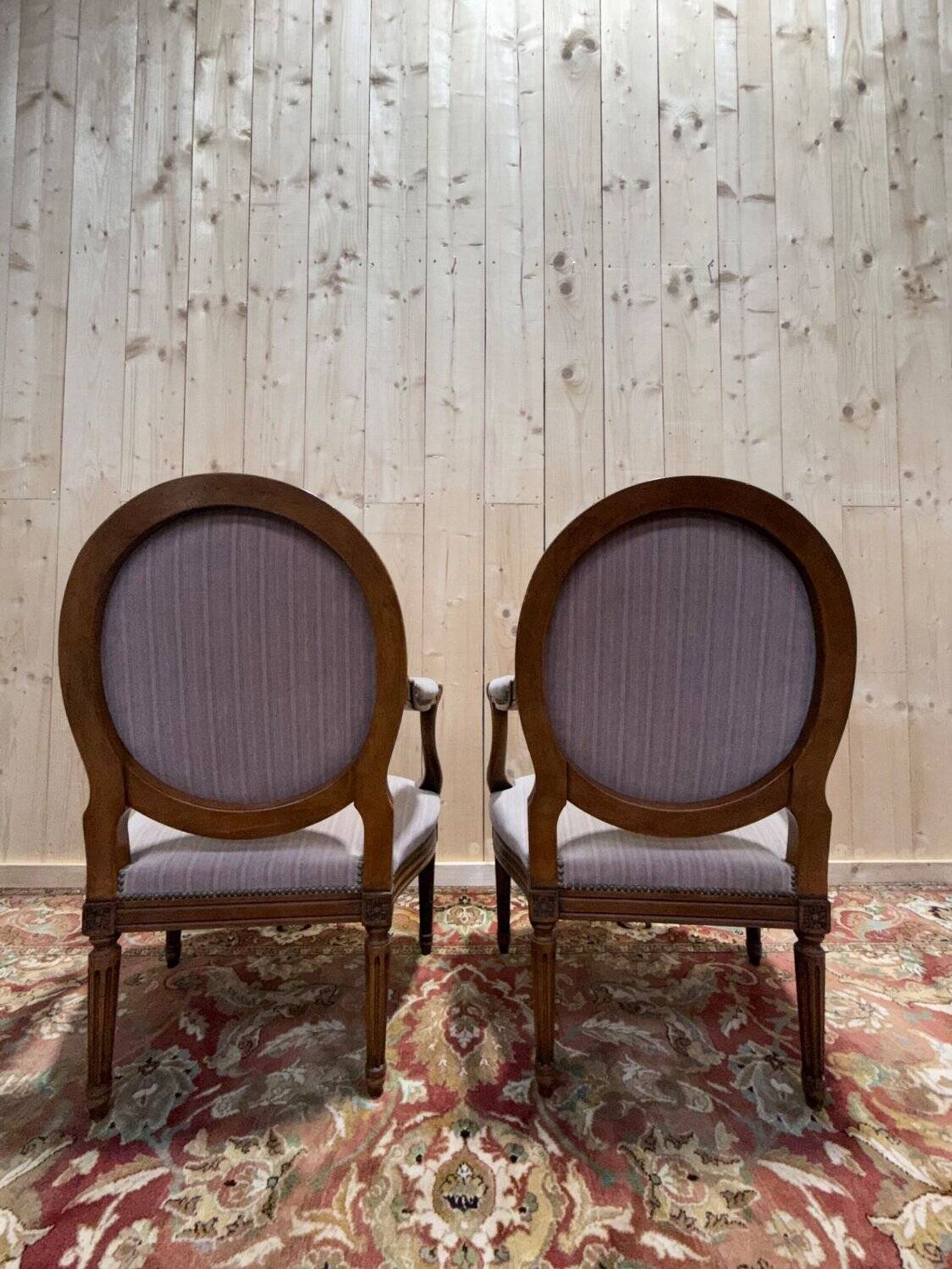 Paire de fauteuils cabriolets Louis XVI dossier médaillon