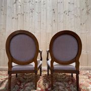 Paire de fauteuils cabriolets Louis XVI dossier médaillon