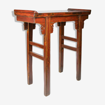 Red-laated Altar booster table