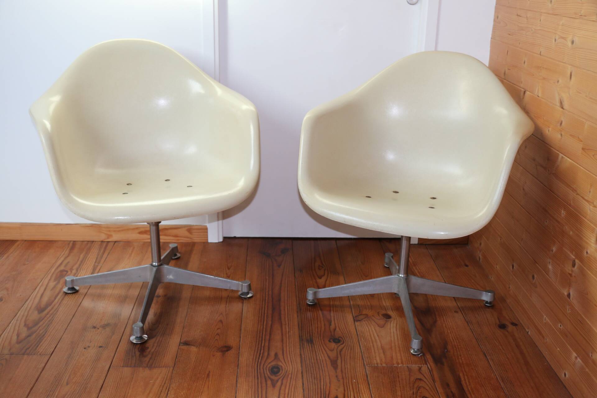 EAMES shell armchair white Herman Miller