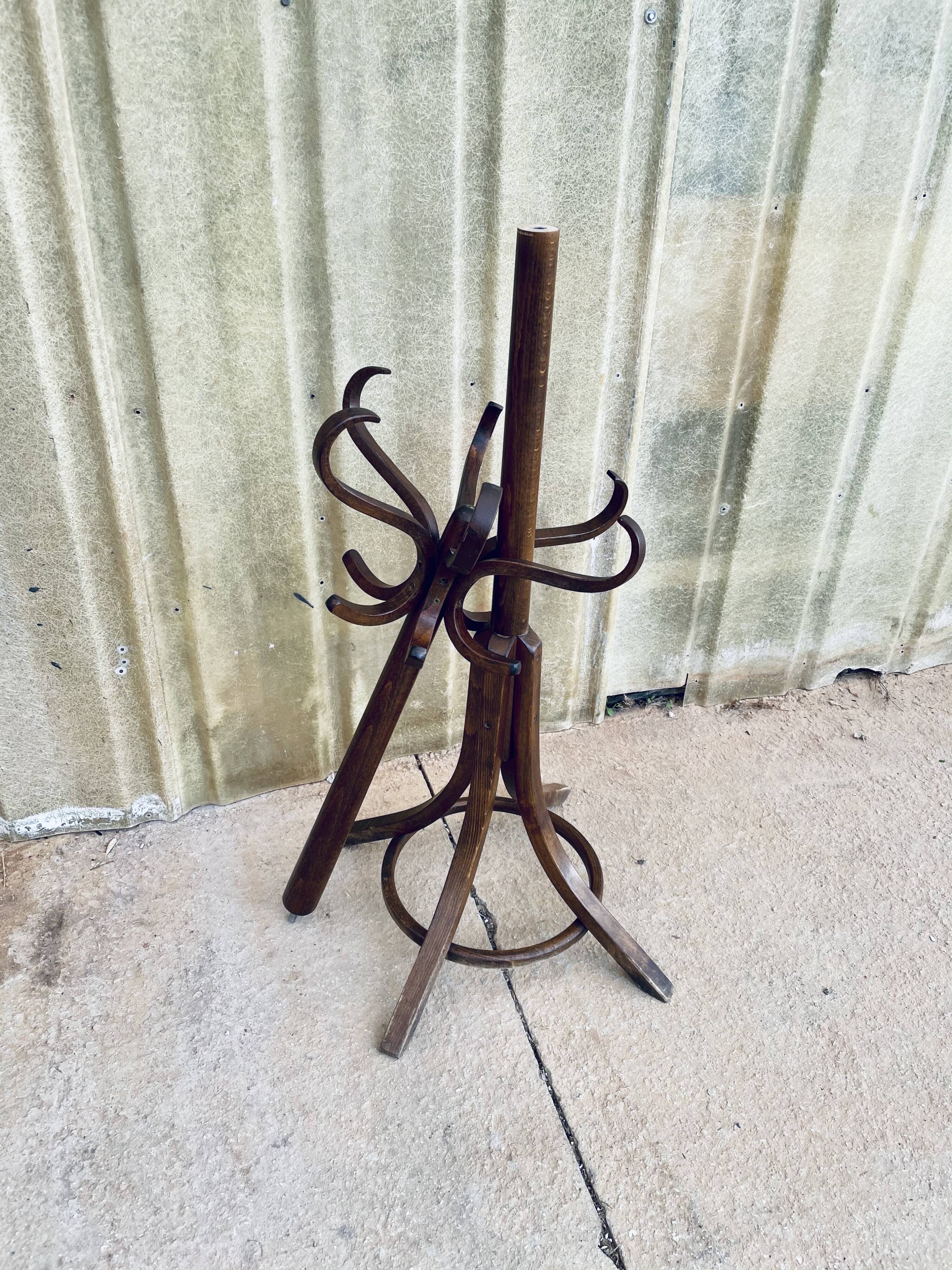Baumann parrot coat rack