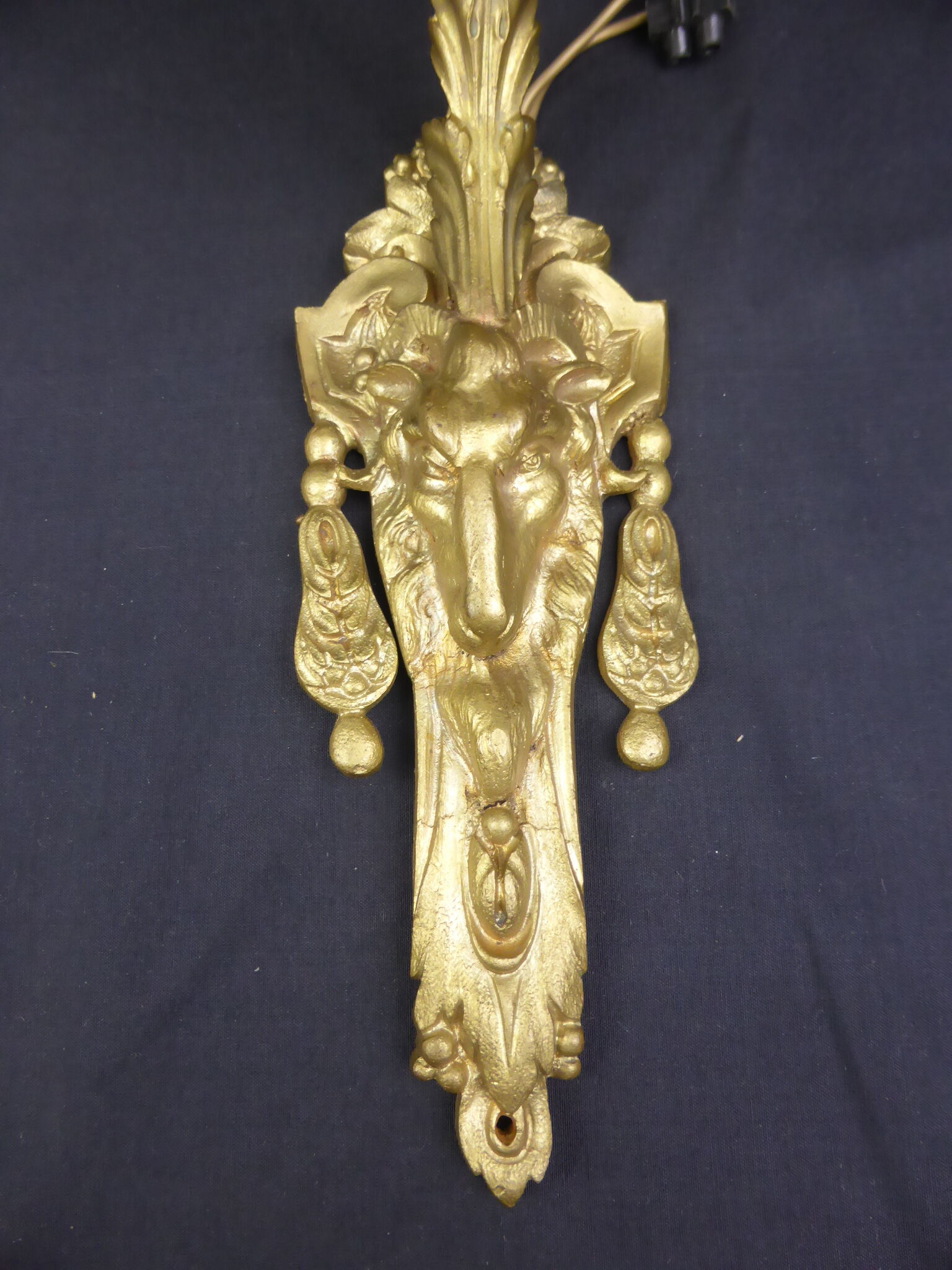 Applique ancienne en bronze doré à tête de bélier et feuille d'acanthe+tulipe fleur