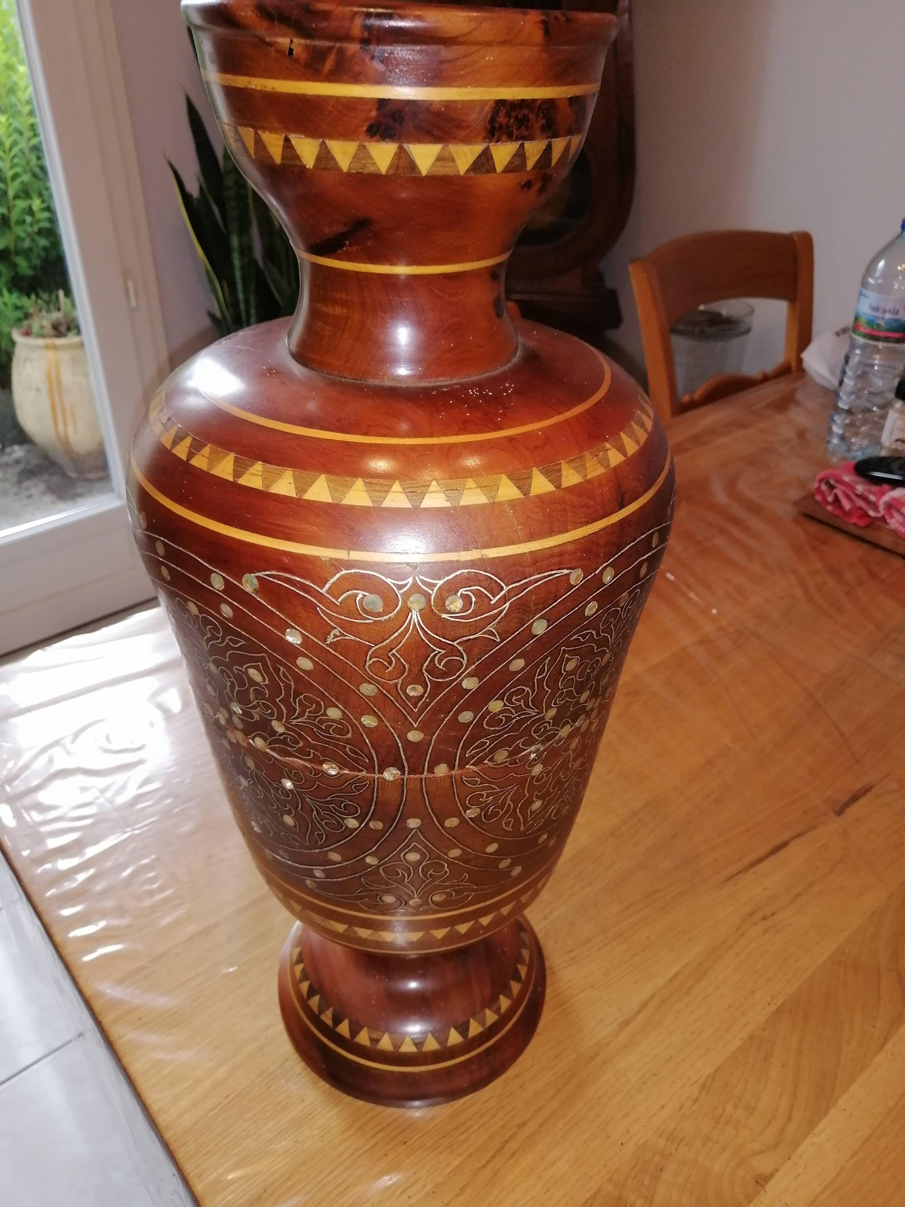 Vase en bois laqué et décoré