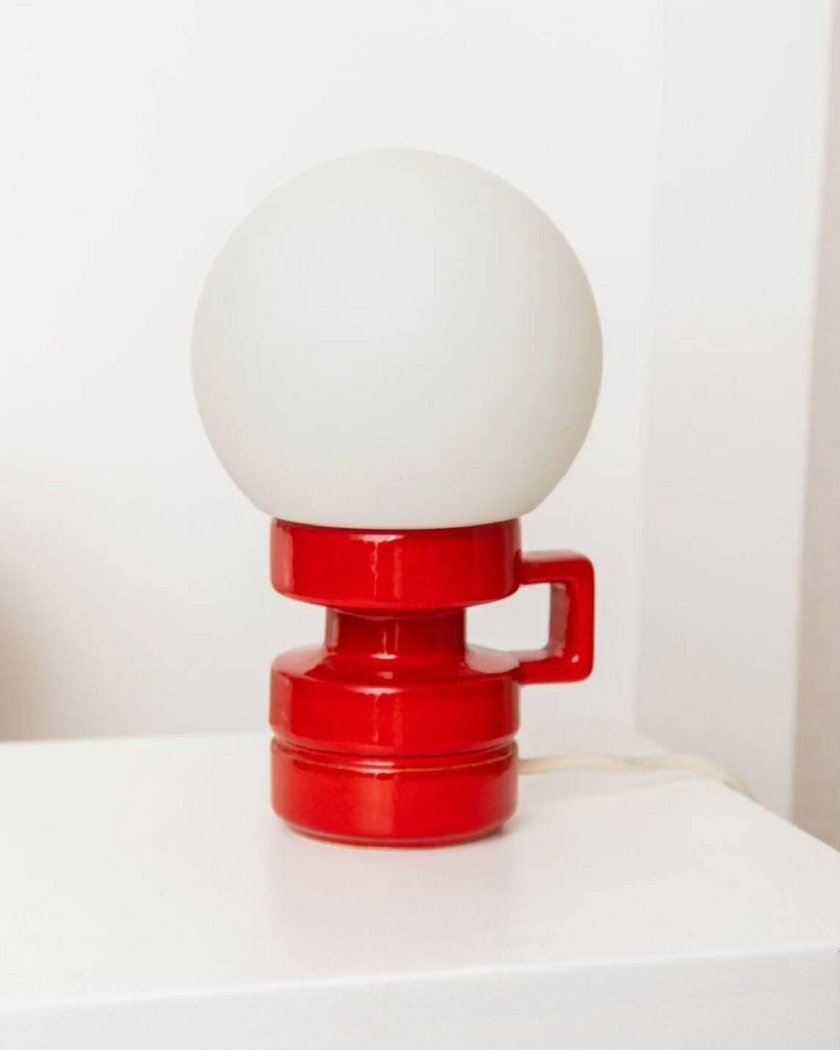 Red ceramic table lamp from Italy (1970s) with white opal glass shade - mid-century design