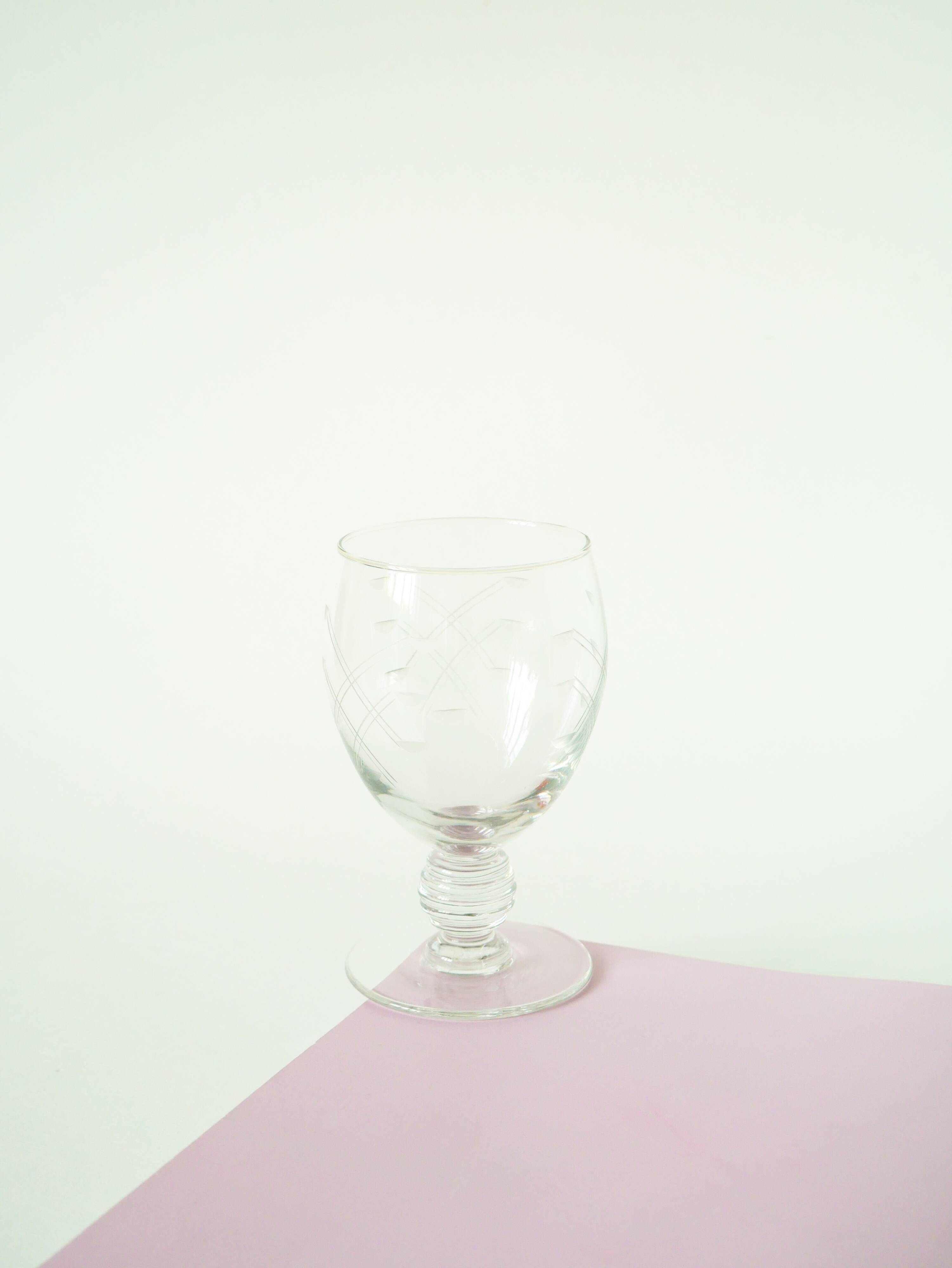 lot de 5 grands verres à vin pieds travaillé, en cristal gravé, Art Nouveau