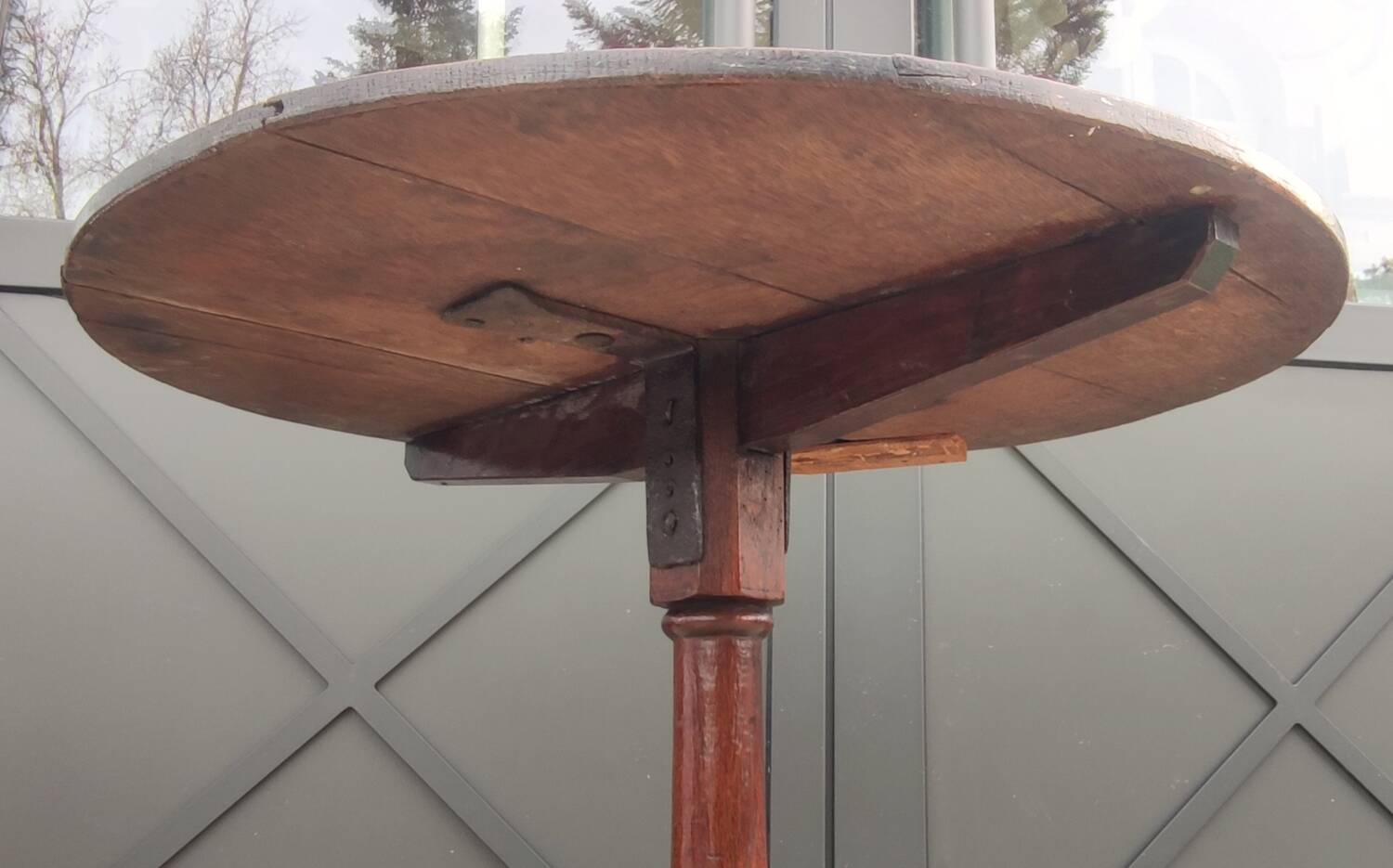 Old wooden pedestal table/side table