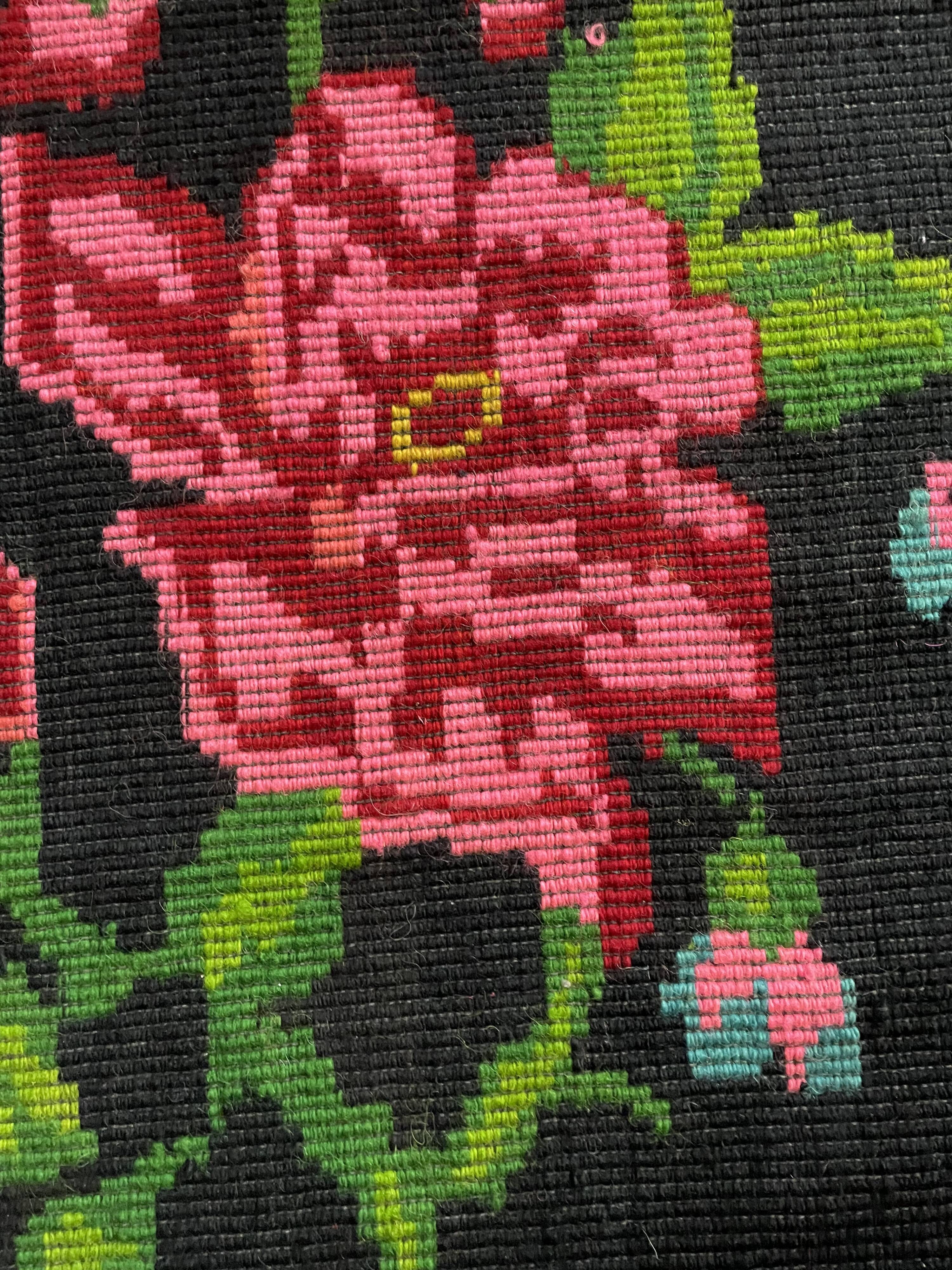 Tapis en laine roumaine tissé à la main avec fleurs roses sur fond noir