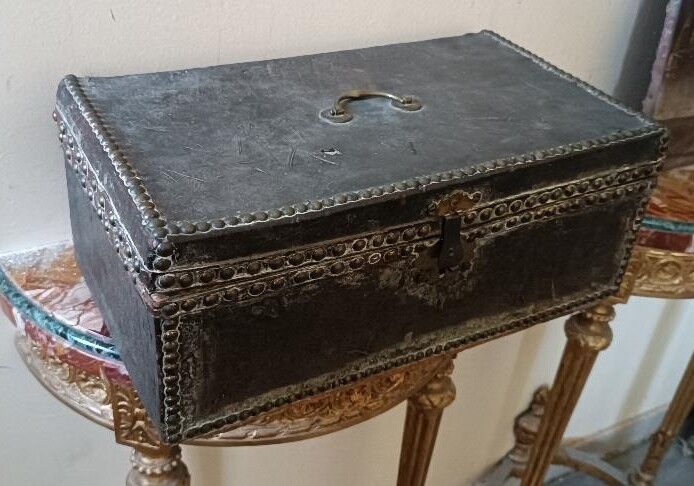 Box, trunk, covered in leather and adorned with metal inserts. 17th century.