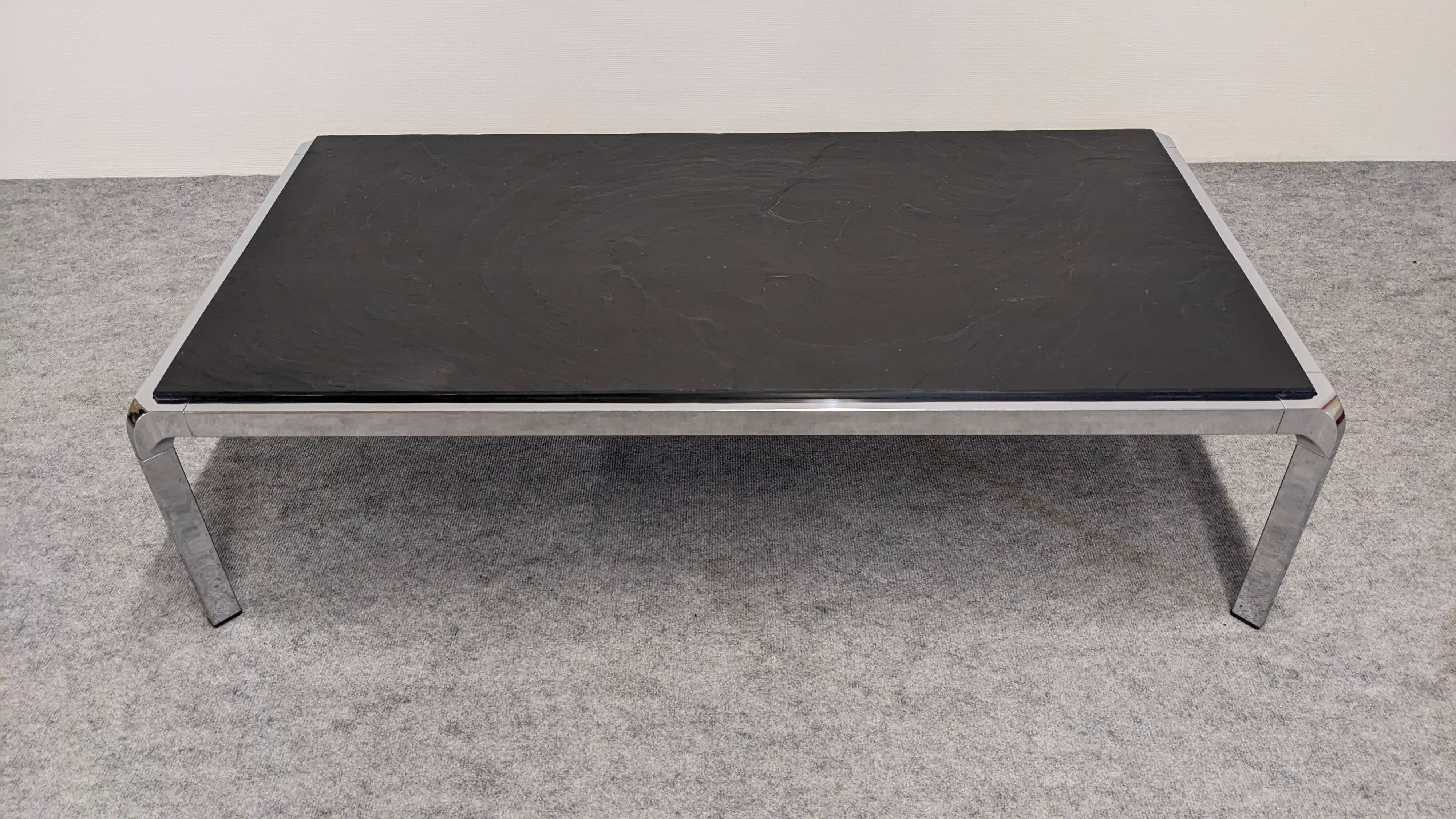 Table basse moderniste en ardoise et métal chromé, Italie vers 1970
