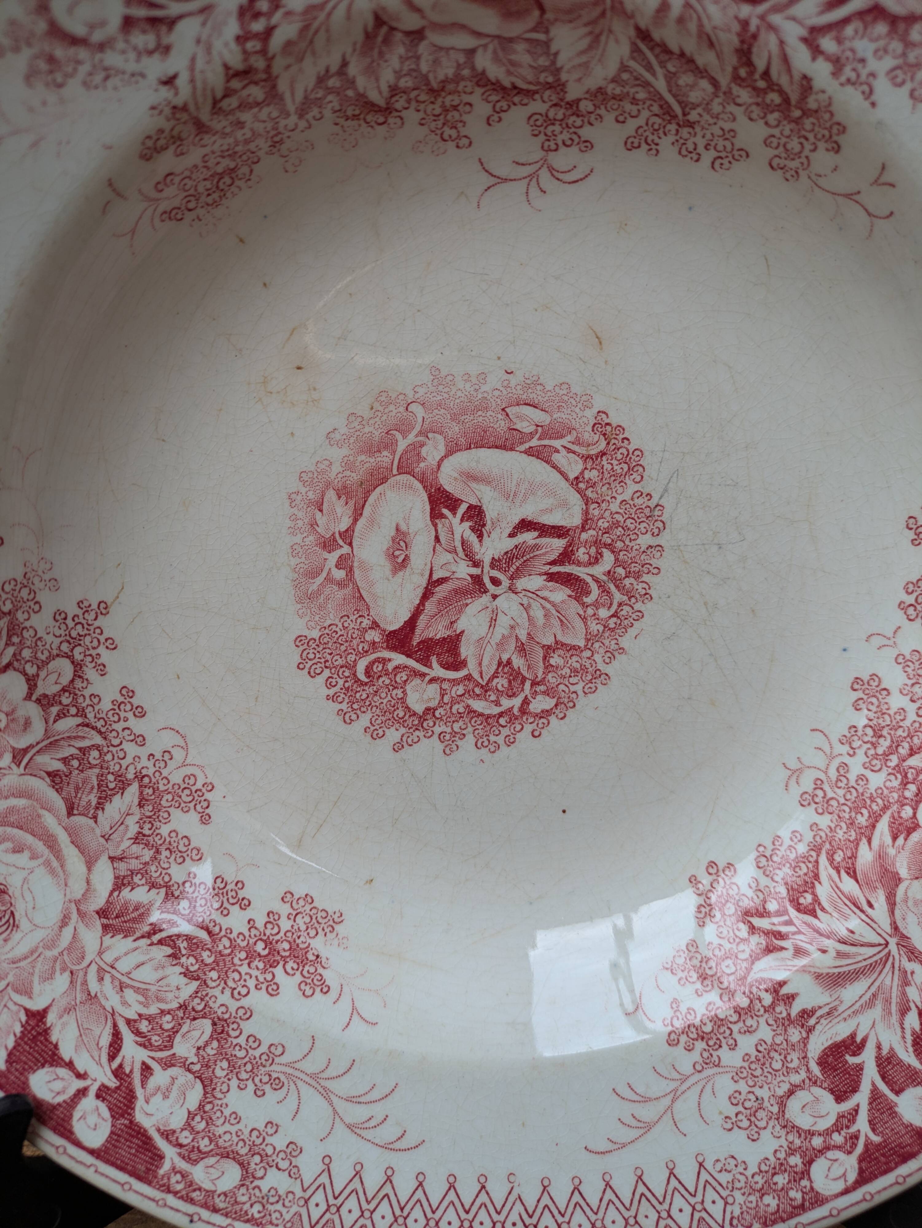 Hollow plate U et Cie Sarreguemines model Jardinière with pink flower decoration.