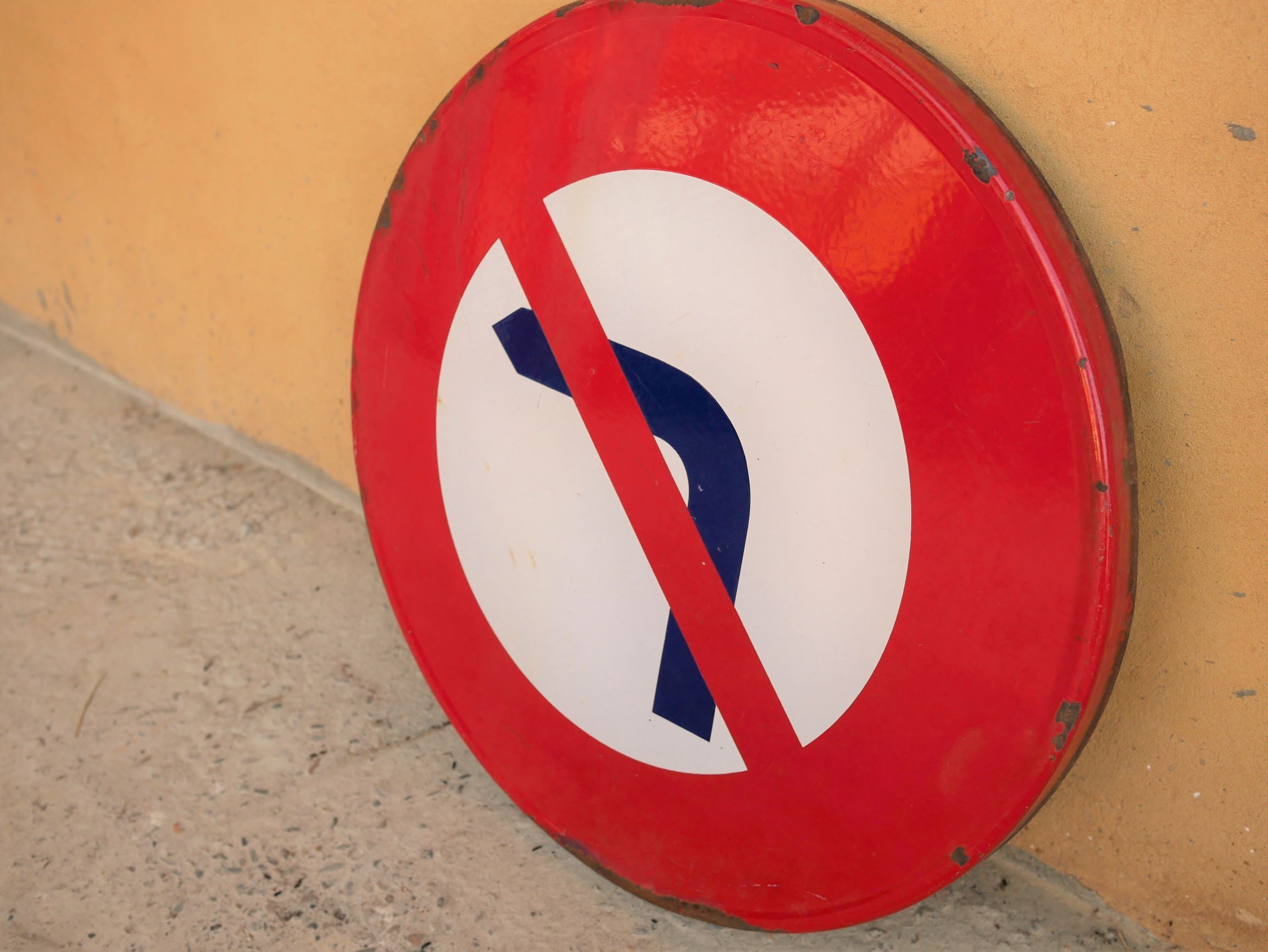 Enamelled plate Vintage panel "no turning left"