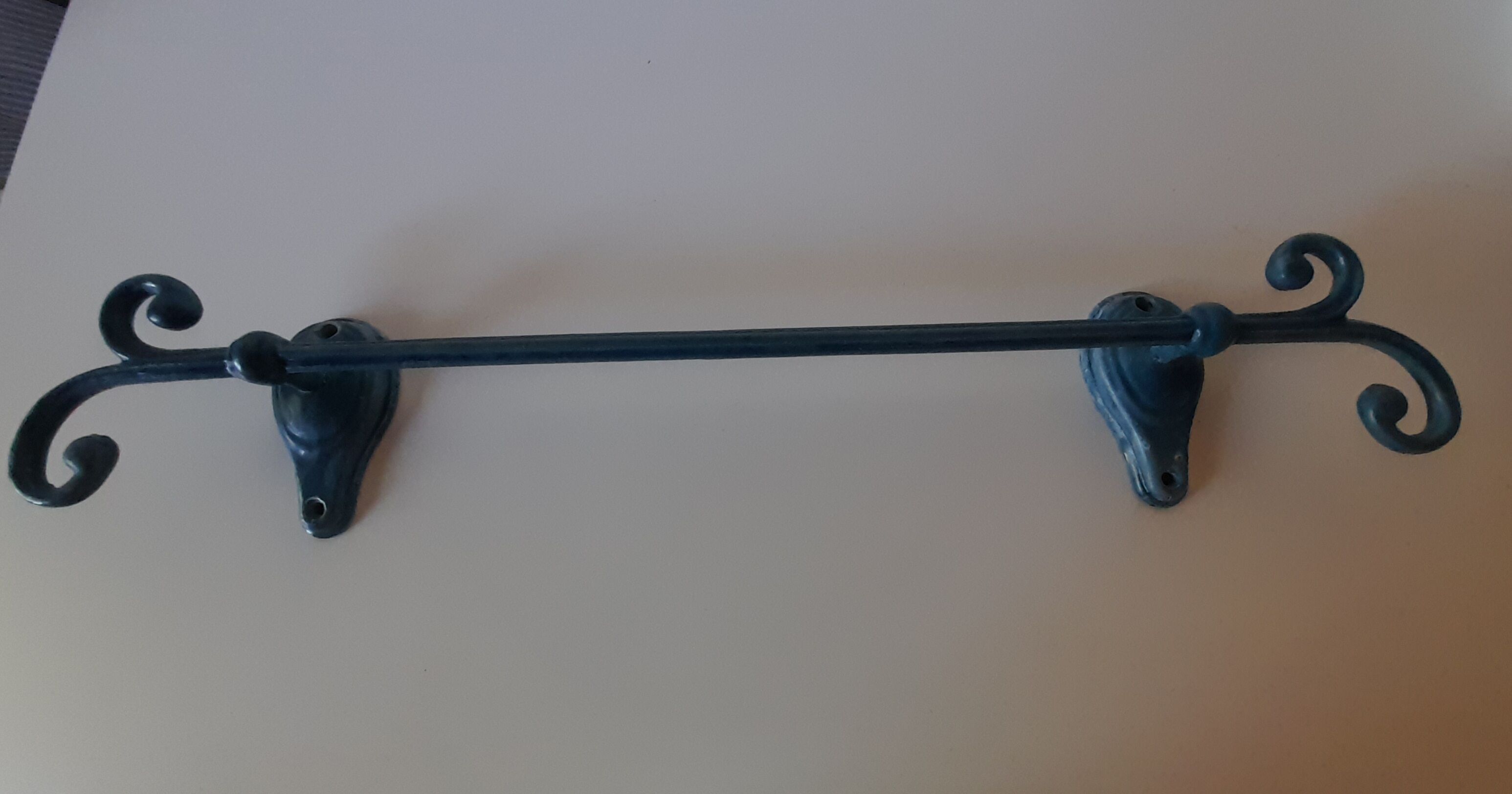 Wall-mounted towel rack