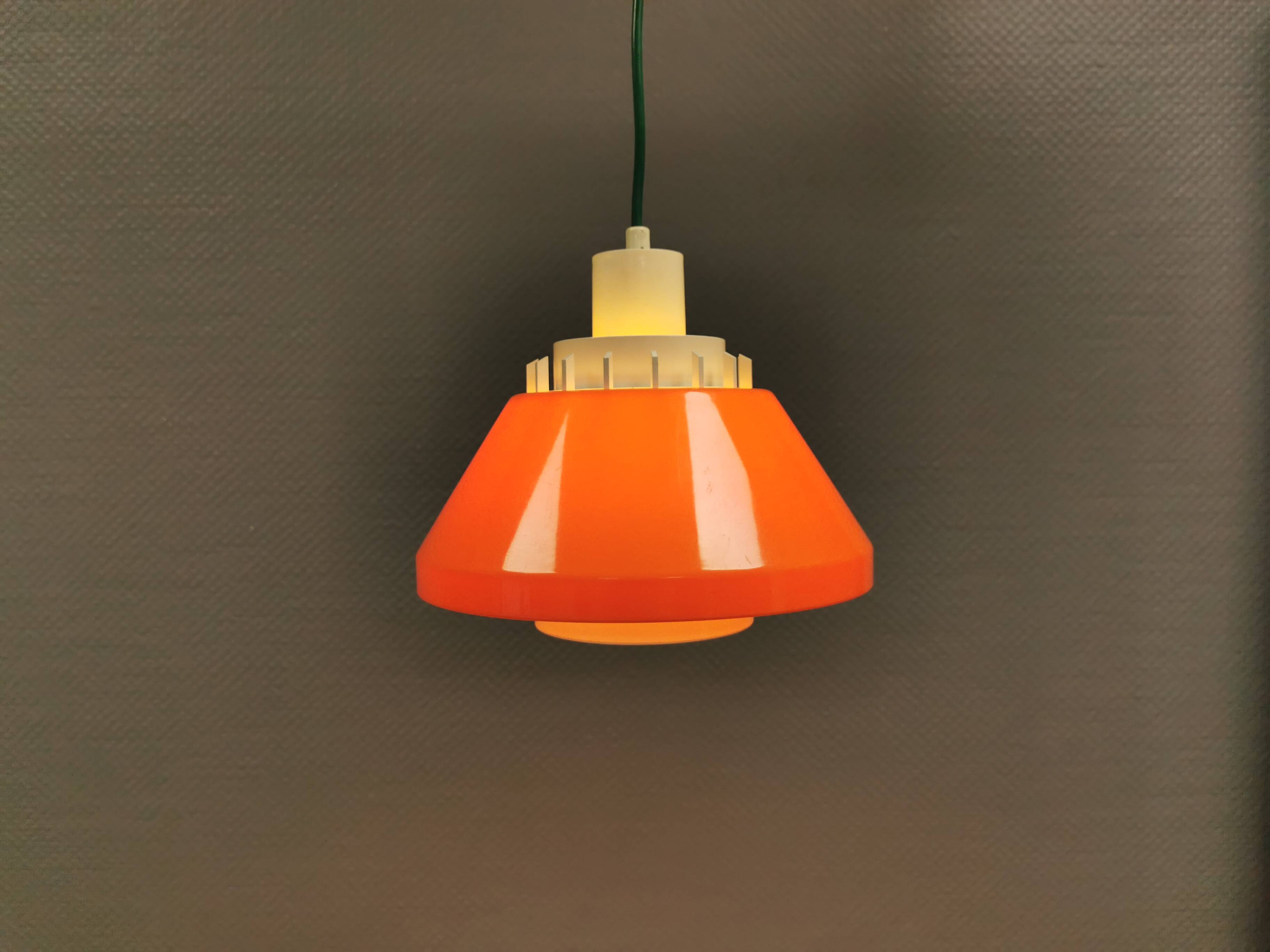 Un lampadaire orange en plastique ABS dur pressé. Danemark années 1970.