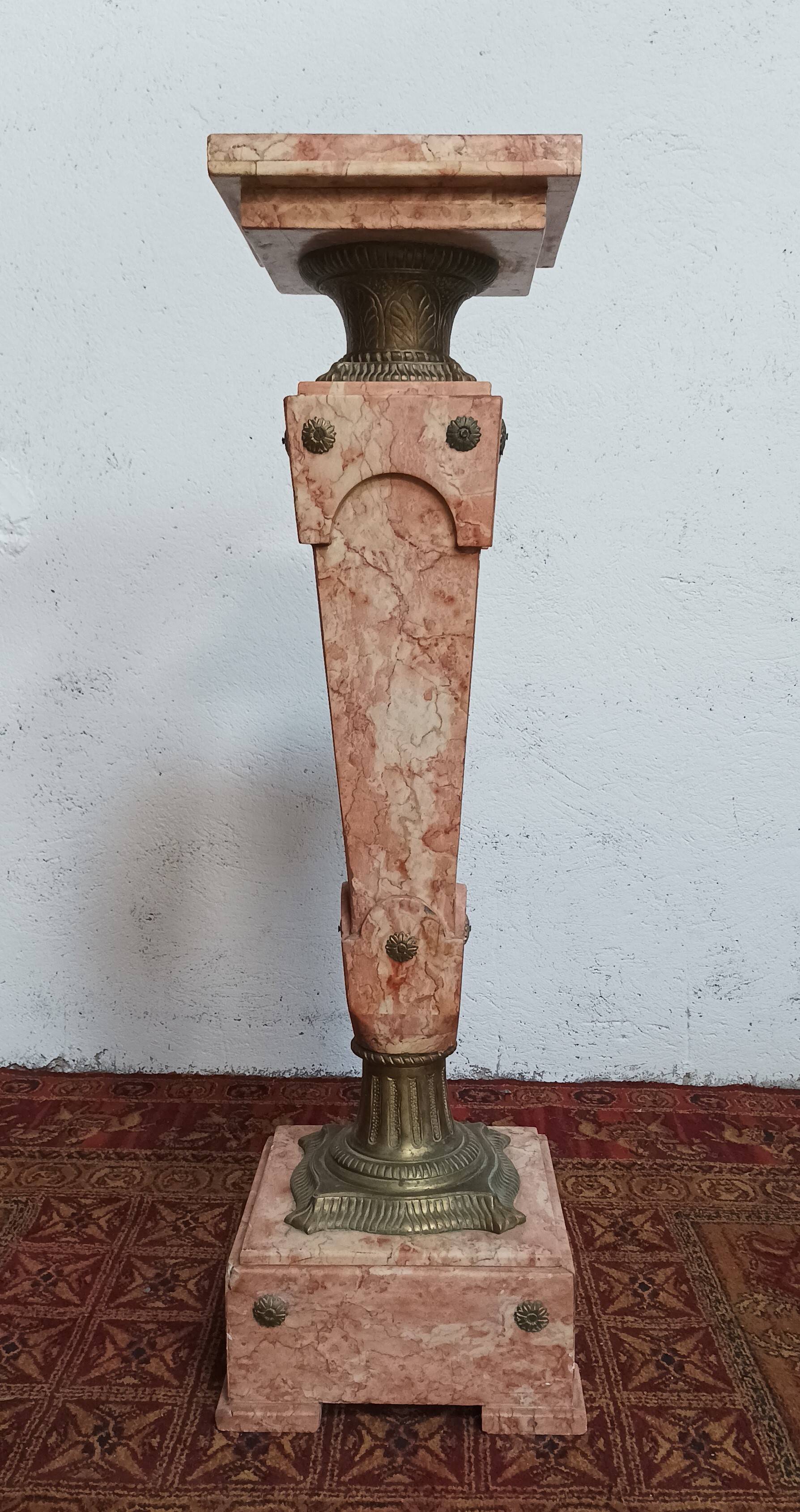 Tall column in pink marble and bronze, Louis XVI style