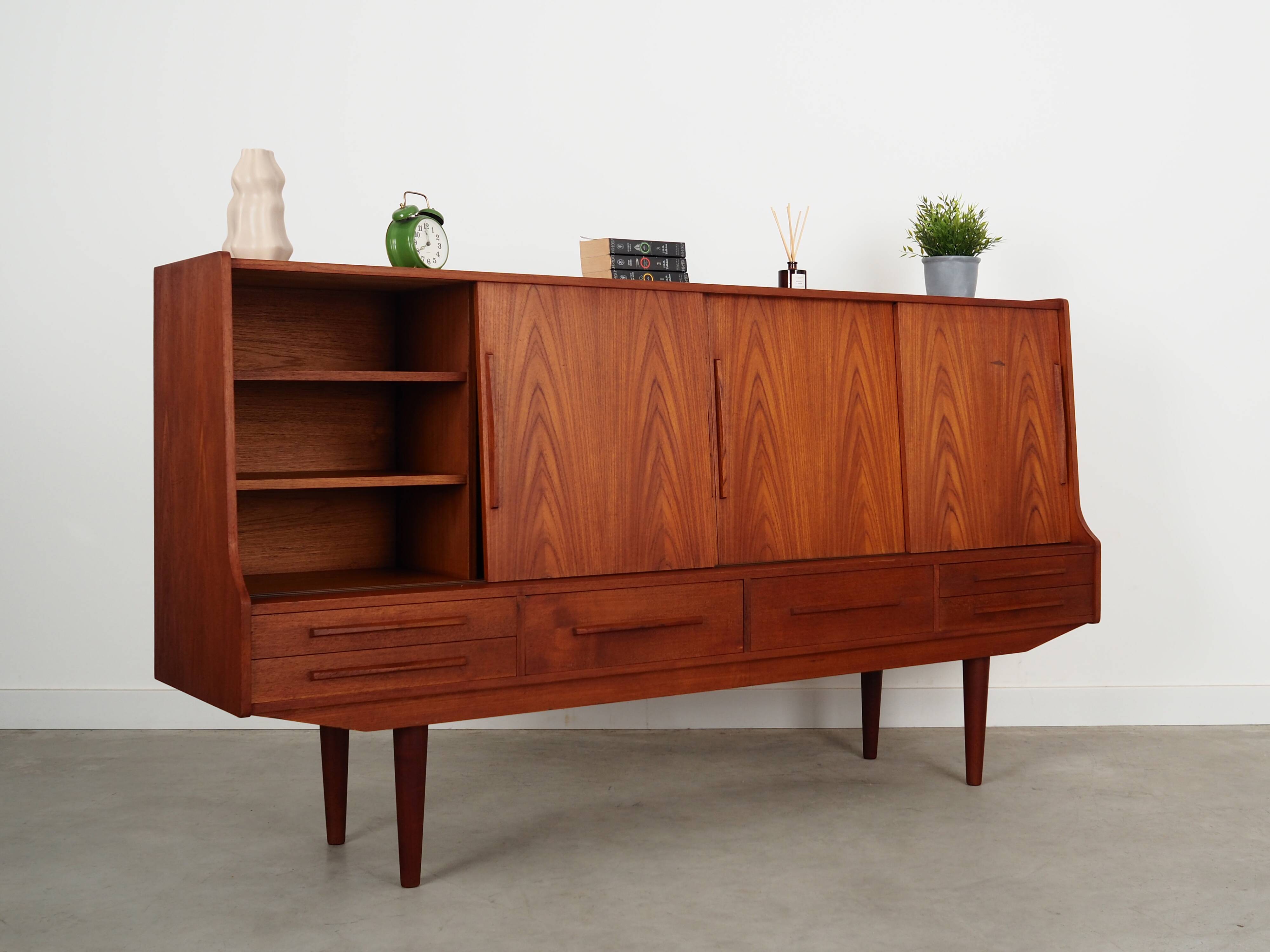 Buffet haut en teck, design danois, années 1960, production : Danemark