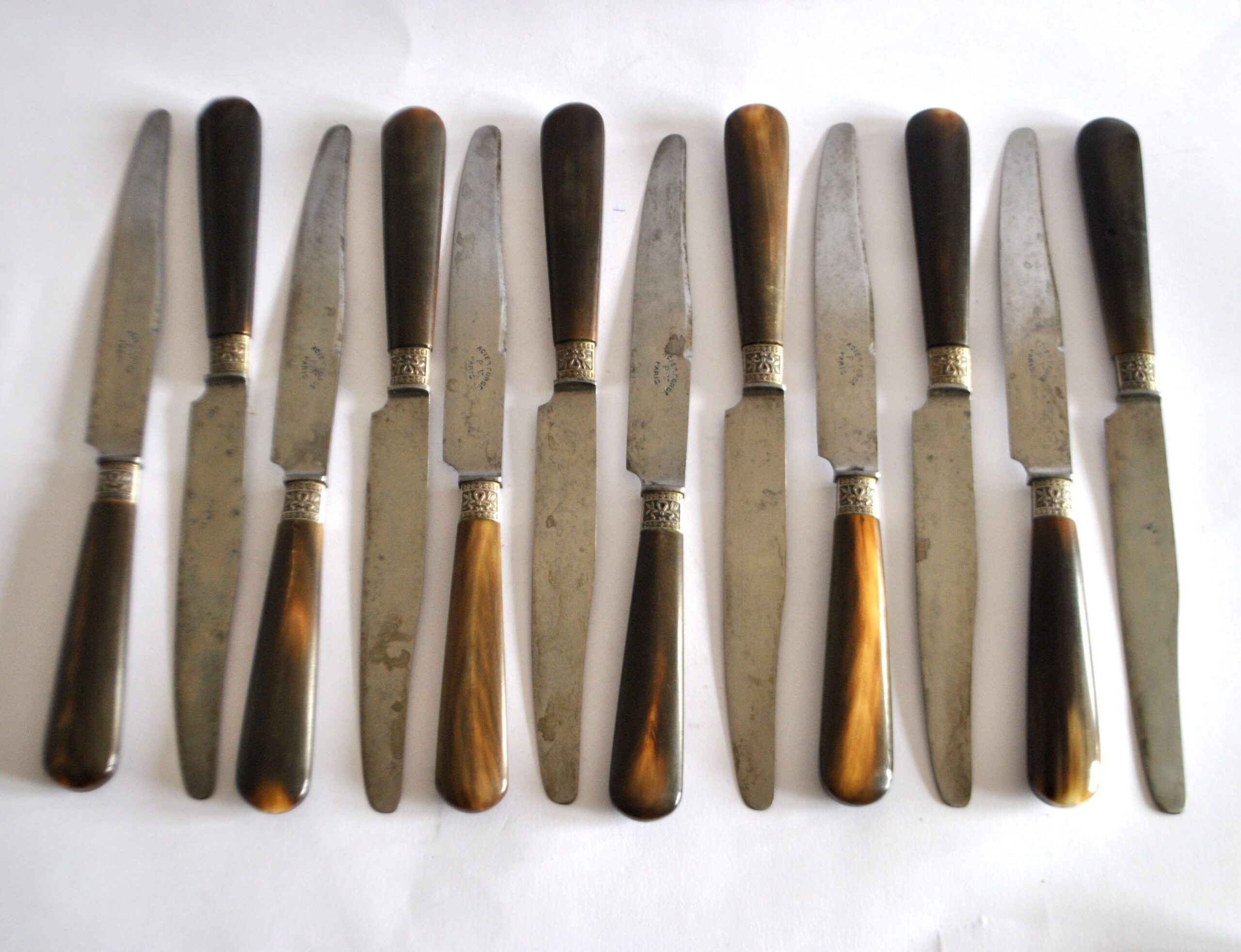 Set of 12 antique table knives from 1900 with horn handles and forged steel blades, Paris, 24.5 cm long.