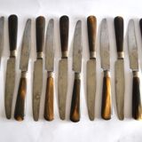 Set of 12 antique table knives from 1900 with horn handles and forged steel blades, Paris, 24.5 cm long.