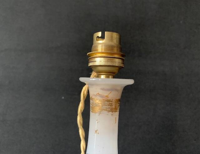Lampe Napoléon III en opaline blanche aux étoiles dorées